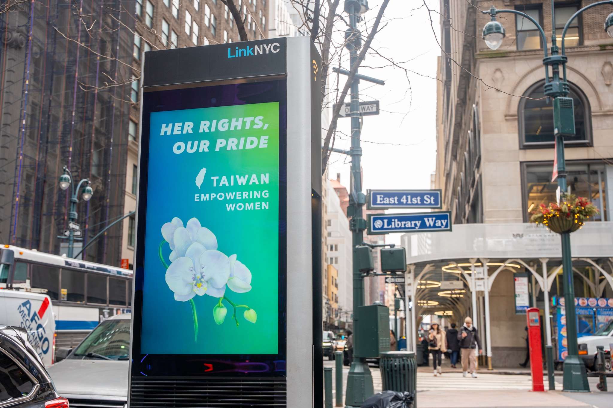 聯合國「婦女地位委員會」大會將於9日紐約召開，外交部與非政府機構8日展開「台灣性別平等週」系列活動。圖為紐約街頭的實體文宣。(翻攝外交部臉書)