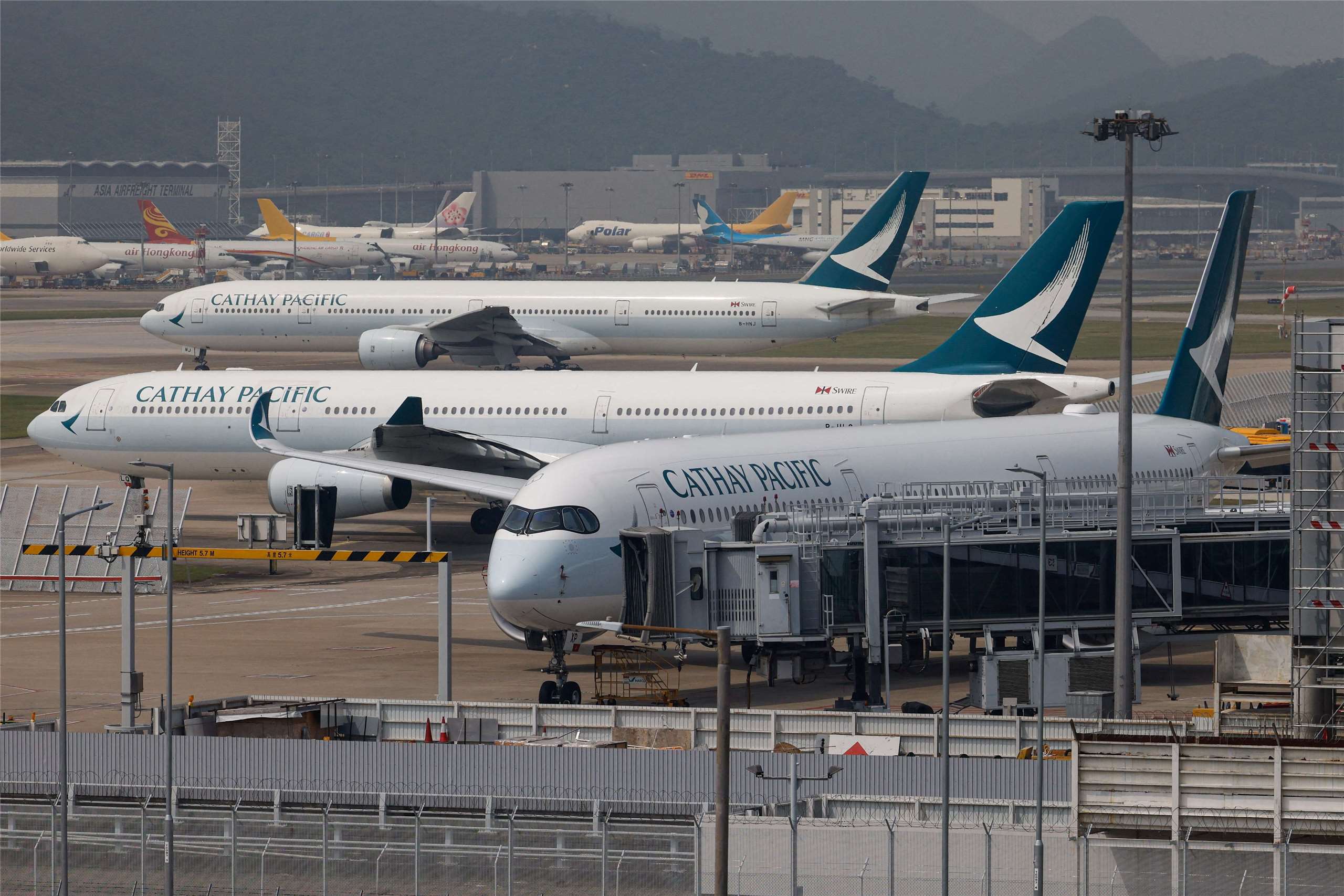 圖為香港赤臘角機場停機坪上的國泰航空班機。