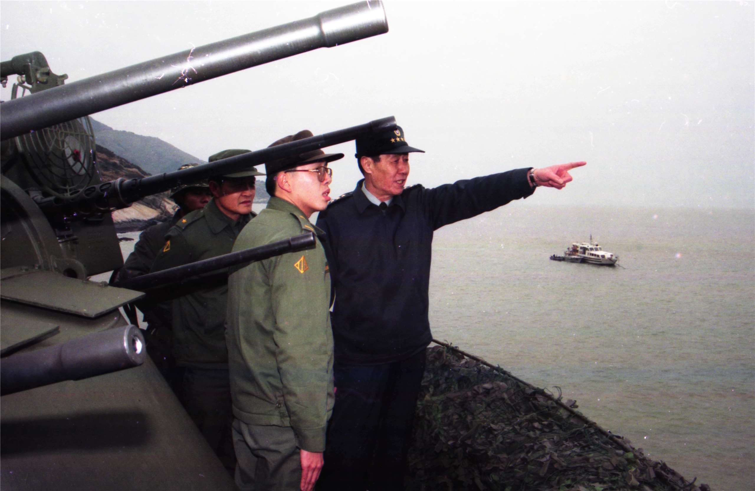 1996年期間，中共試圖以飛彈試射等軍事手段干預台灣總統直選。圖為時任參謀總長的羅本立(右)於1996年1月31日巡視外島高登、大坵資料照。(軍聞社提供)