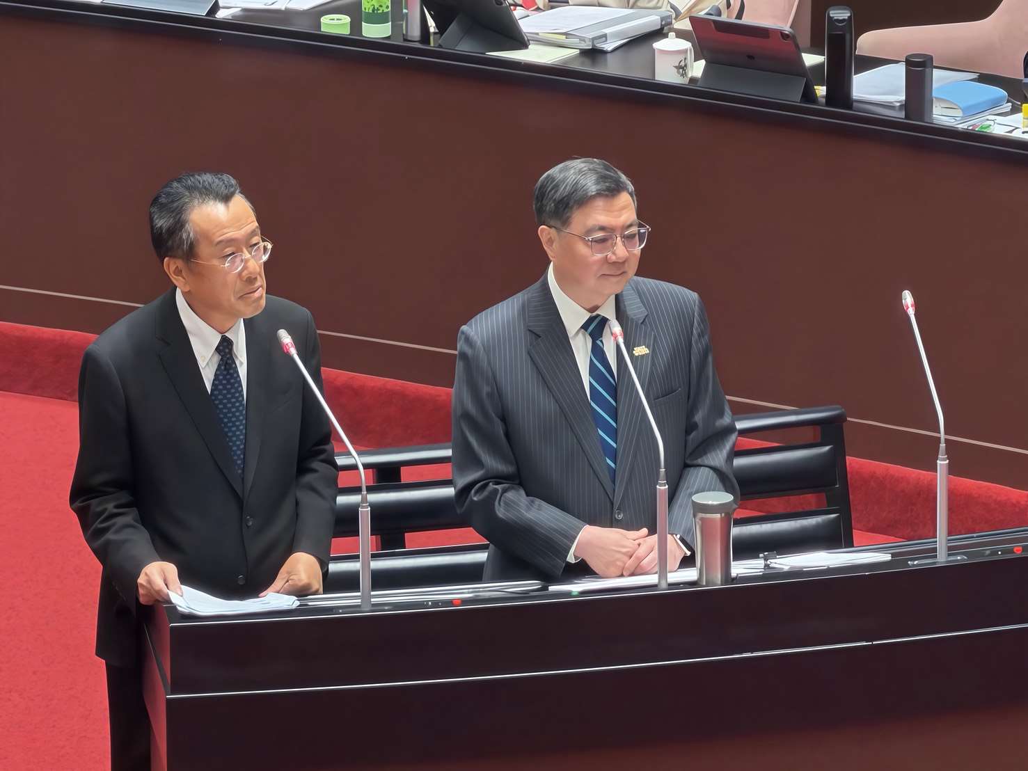 行政院長卓榮泰(右)及國防部長顧立雄(左)20日在立法院備詢。(鄭佑漢 攝)