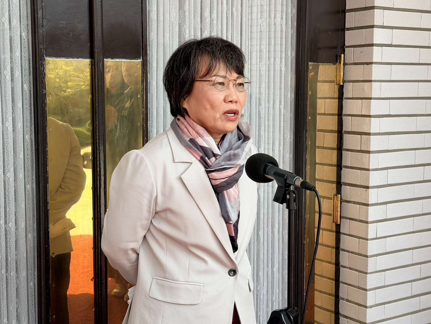 內政部長劉世芳今天(20日)下午到立法院備詢前受訪表示，民眾黨立委李貞秀至今未否認擁有中華人民共和國國籍，因此內政部認定李貞秀不具立委資格，依規定，行政官員不必接受不具立委資格的質詢。(趙婉淳 攝)