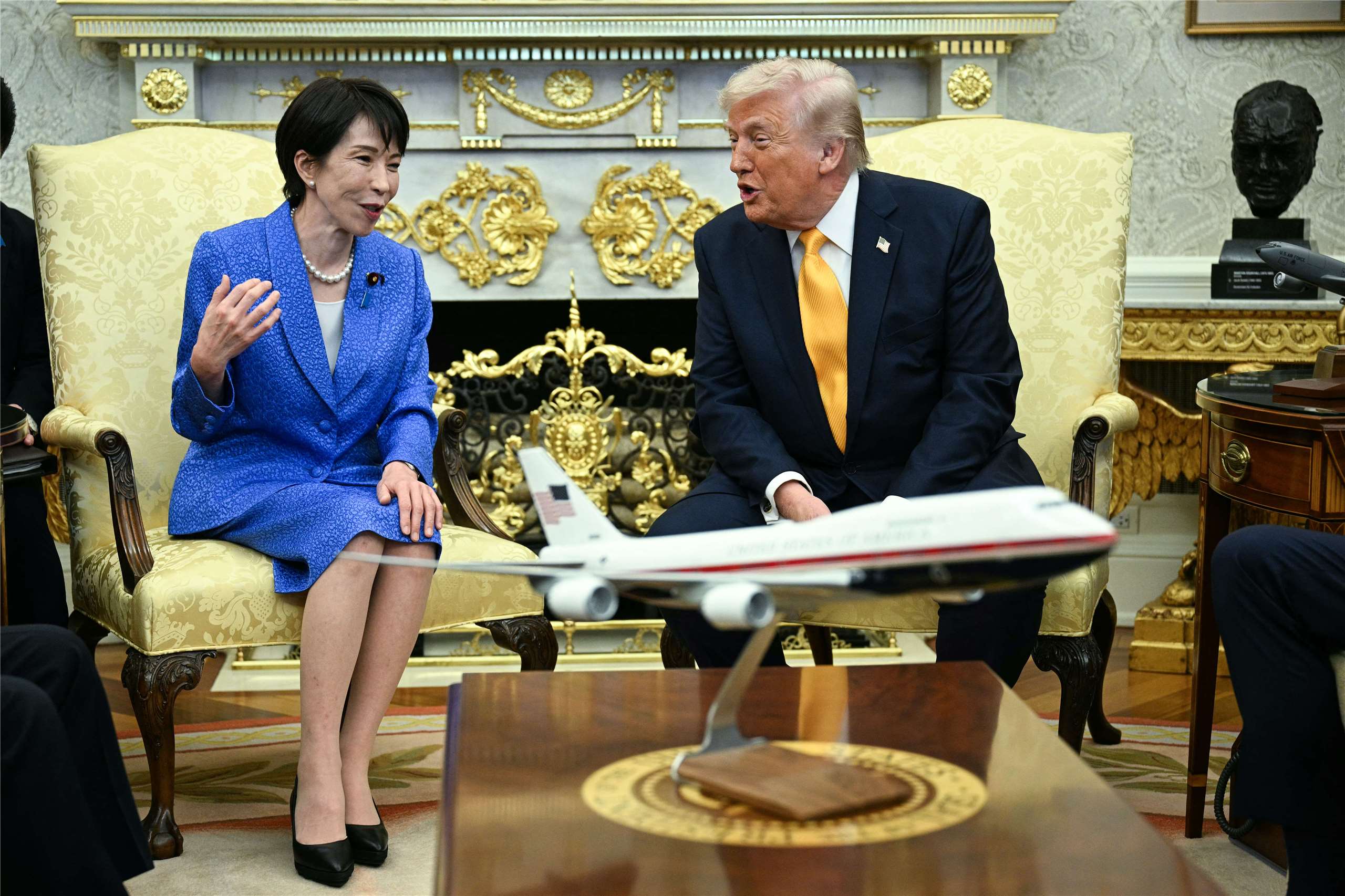 美國總統川普(右)19日在白宮會見來訪的日本首相高市早苗(左)。(AFP)