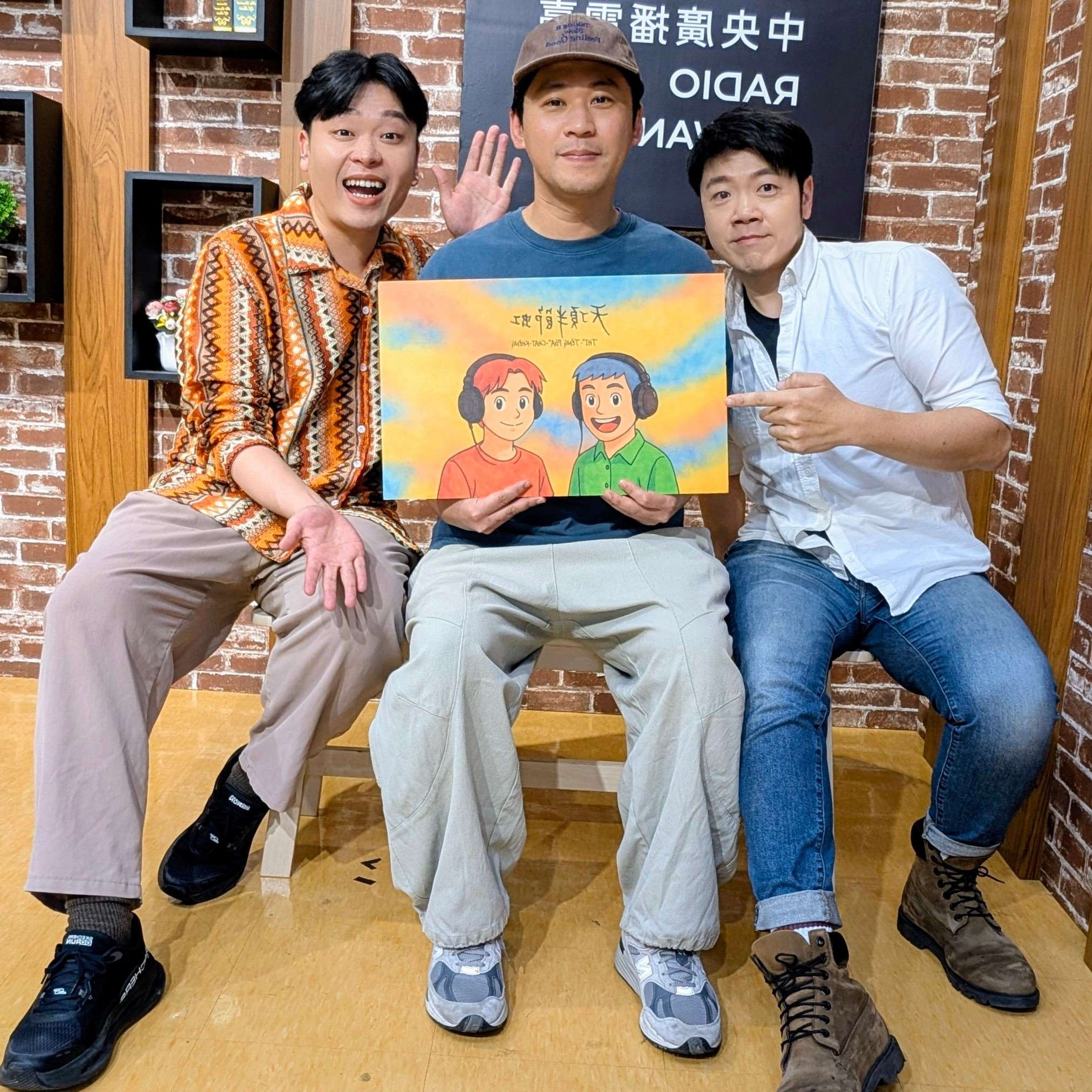主持人佑仁(左)、亞特(右)與來賓黃迪揚(中)