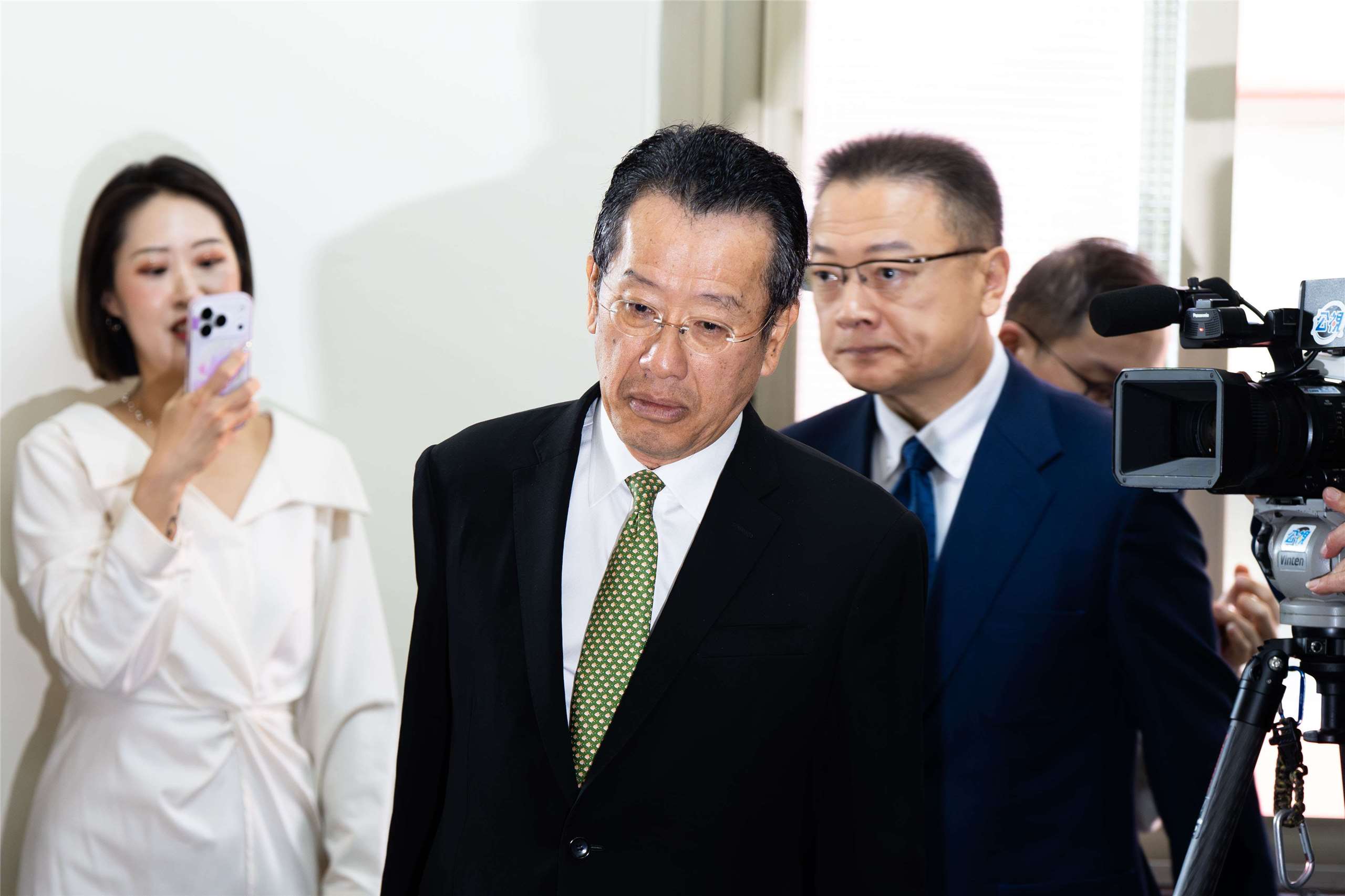 國防部長顧立雄(中)26日在立法院表示，行政院版本的「特別軍購條例」是長期縝密的規劃，七大類案項缺一不可。(楊仁翔 攝)