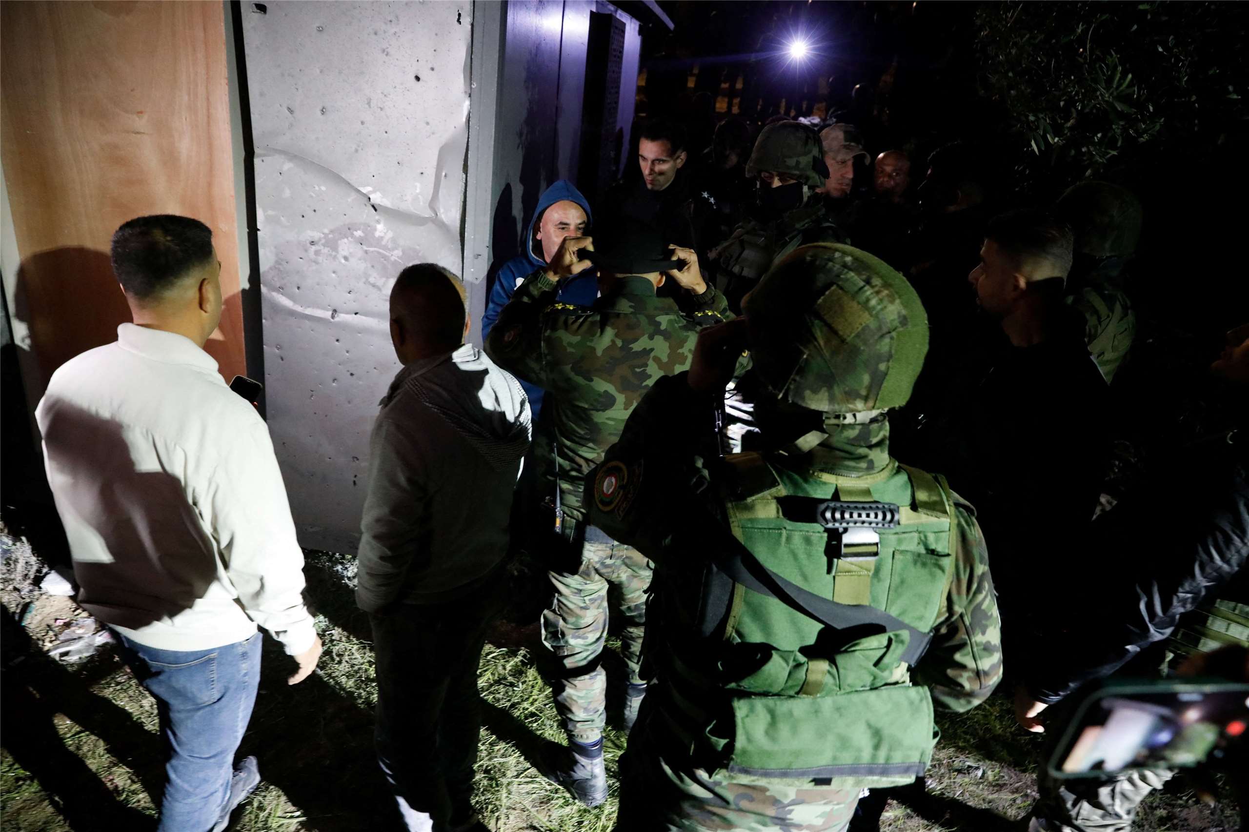 約旦河西岸(West Bank)一家美髮院18日受到伊朗飛彈攻擊，造成至少3名女性喪命，圖為巴勒斯坦安全人員視察現場。