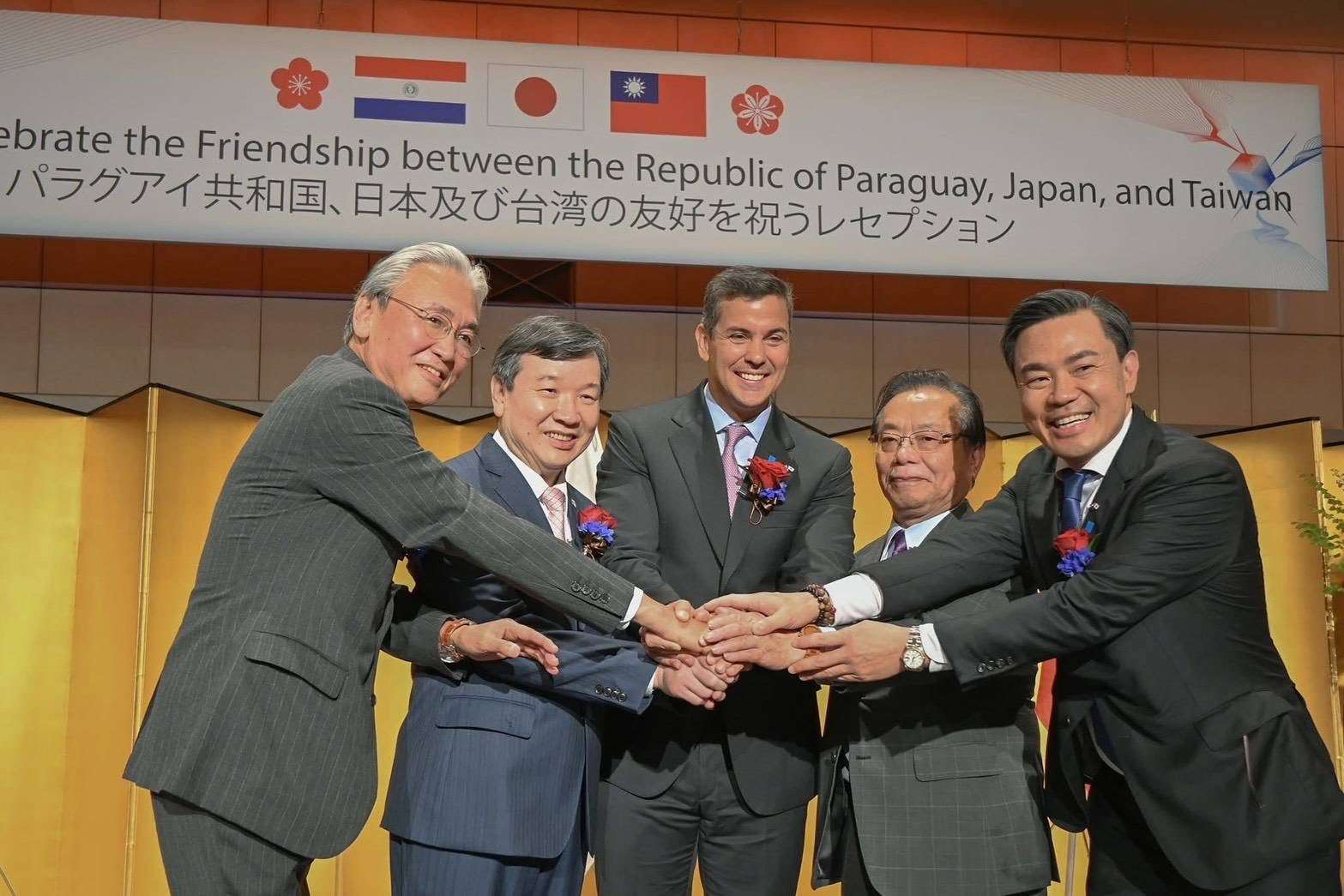 「日華議員懇談會」會長古屋圭司(左1)、駐日代表李逸洋(左2)。(圖：李逸洋臉書)