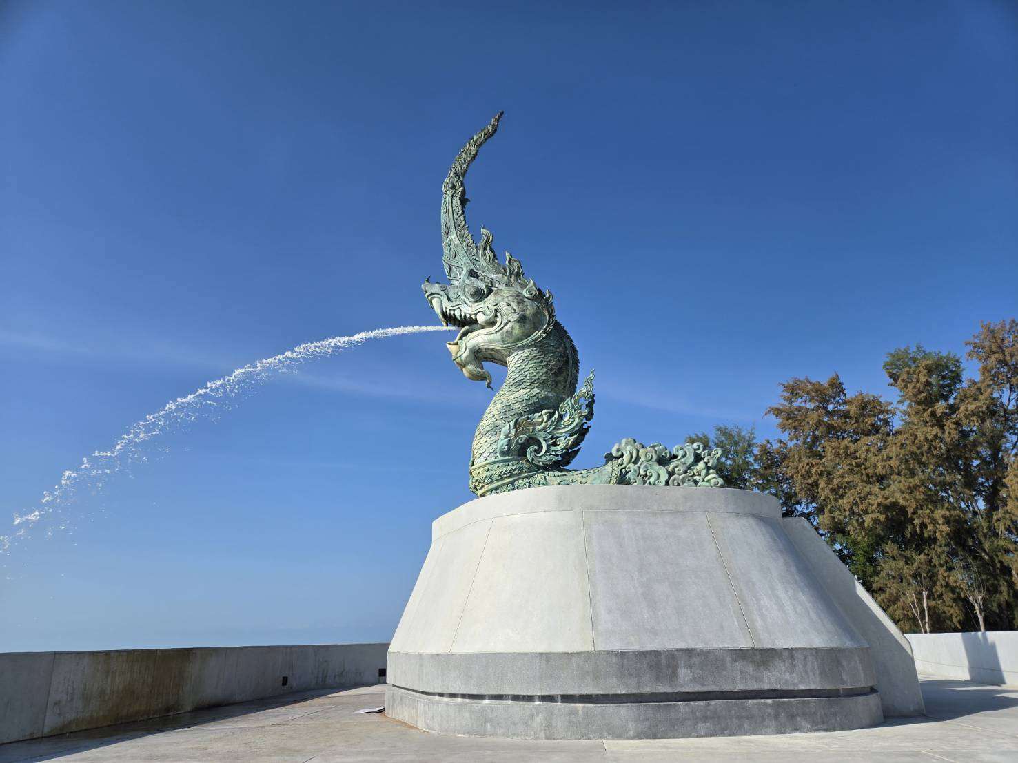 宋卡湖畔泰國水神「納迦」(Naga)的噴水雕像。(余思瑩攝)
