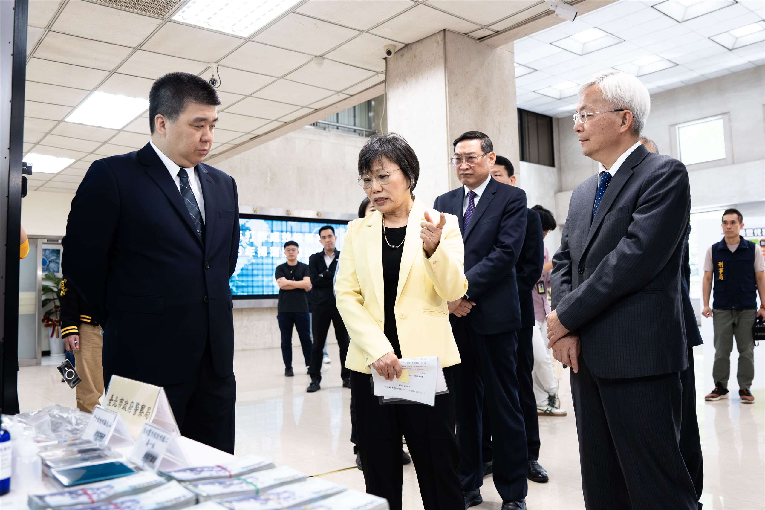 內政部長劉世芳(前中)18日視導警政署刑事局打詐成果，表示在打詐四法通過後，統計2025年詐騙犯罪數量與財損已有明顯下降。(楊仁翔 攝)