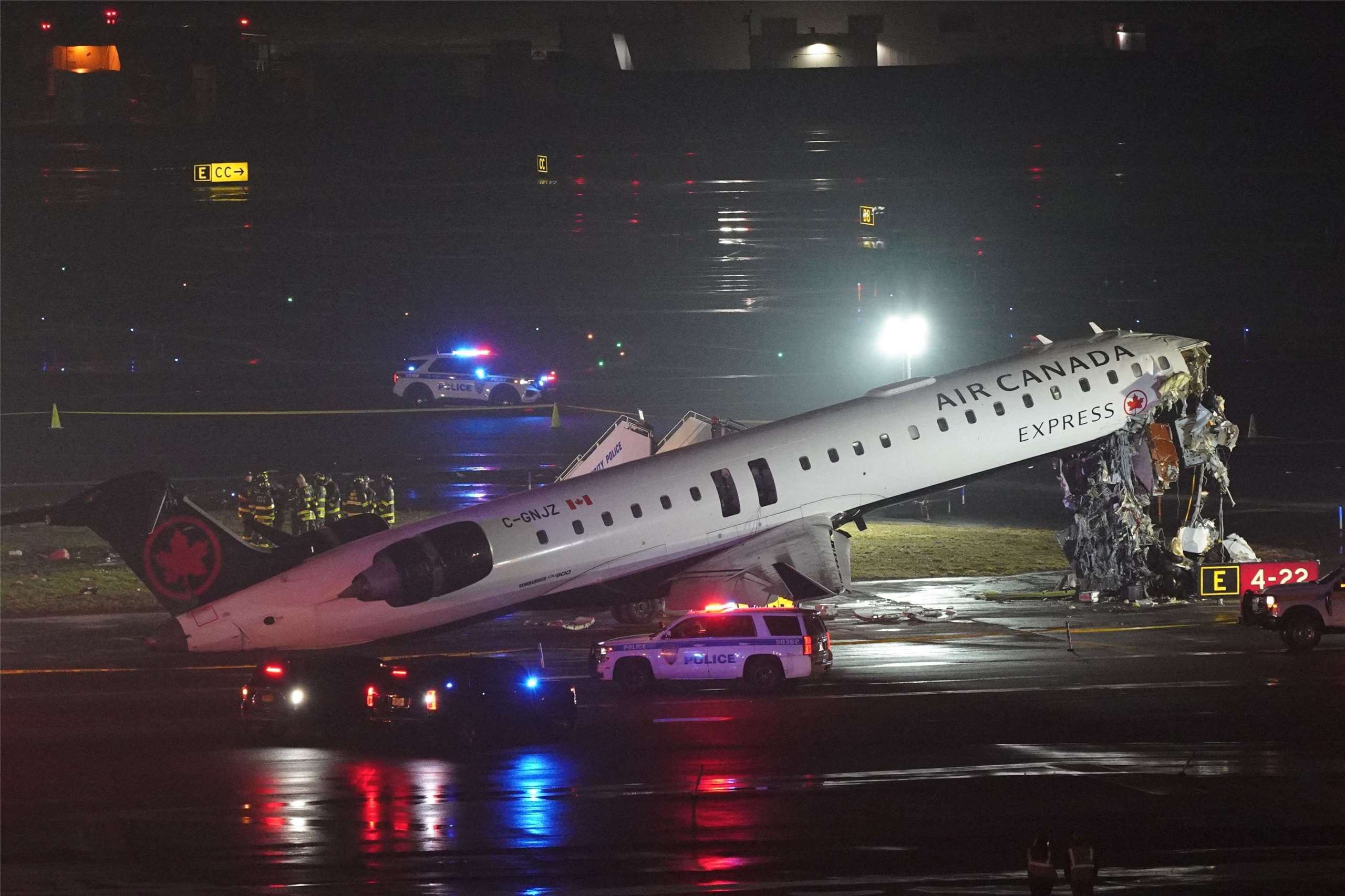 一架加航快捷航空區域客機22日深夜在紐約拉瓜迪亞機場（LaGuardia）降落時，與地面上一輛消防車發生碰撞，造成飛機正副機師死亡。