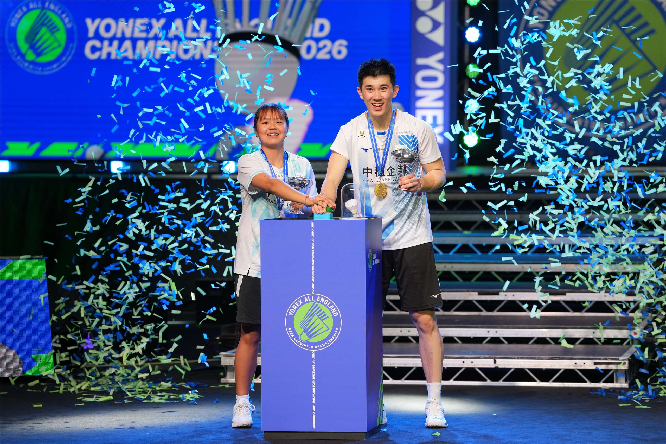 葉宏蔚和詹又蓁8日拿下全英羽球賽混雙冠軍。