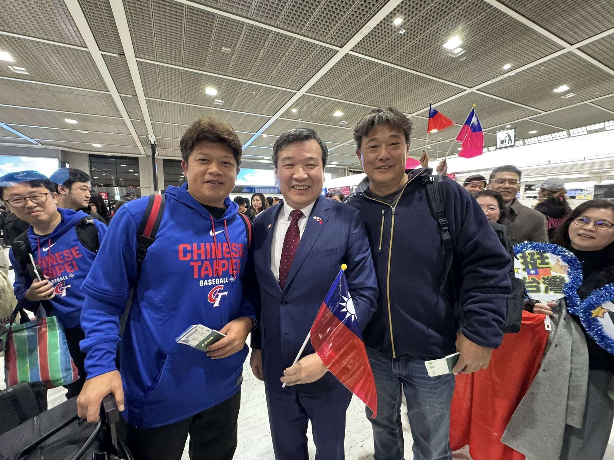 世界棒球經典賽（WBC）台灣隊10日晚間搭機離開東京返台，駐日代表李逸洋(中)與旅日僑胞前往歡送台灣隊。(李逸洋臉書)