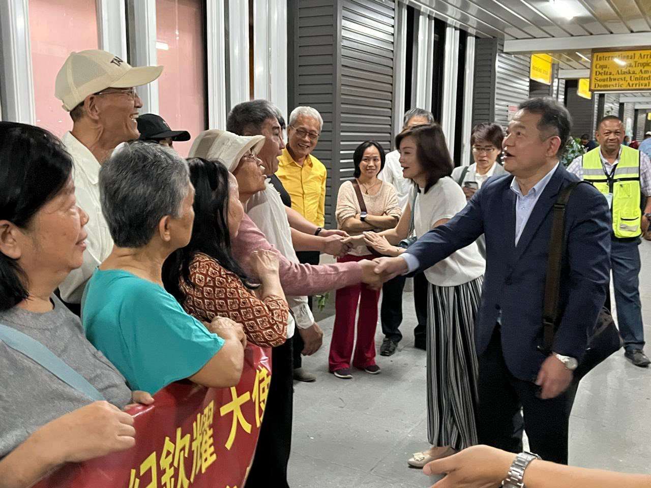 駐貝里斯大使館29日發文表示，紀欽耀於26日晚間抵達貝里斯履新，僑民、大使館與國合會駐貝技術團人員前往機場迎接。(Taiwan in Belize﻿ FB)