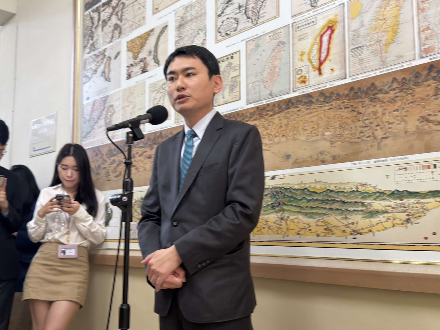 立法院外交國防與財政委員會下週排審政院版、國民黨版及民眾黨版的國防特別條例。民進黨立委陳冠廷今天(18日)表示，已請國防部跟各黨團全力溝通，他並強調強化國防戰力並非零和遊戲，希望藍、白支持政院版，創造三贏。(趙婉淳 攝)