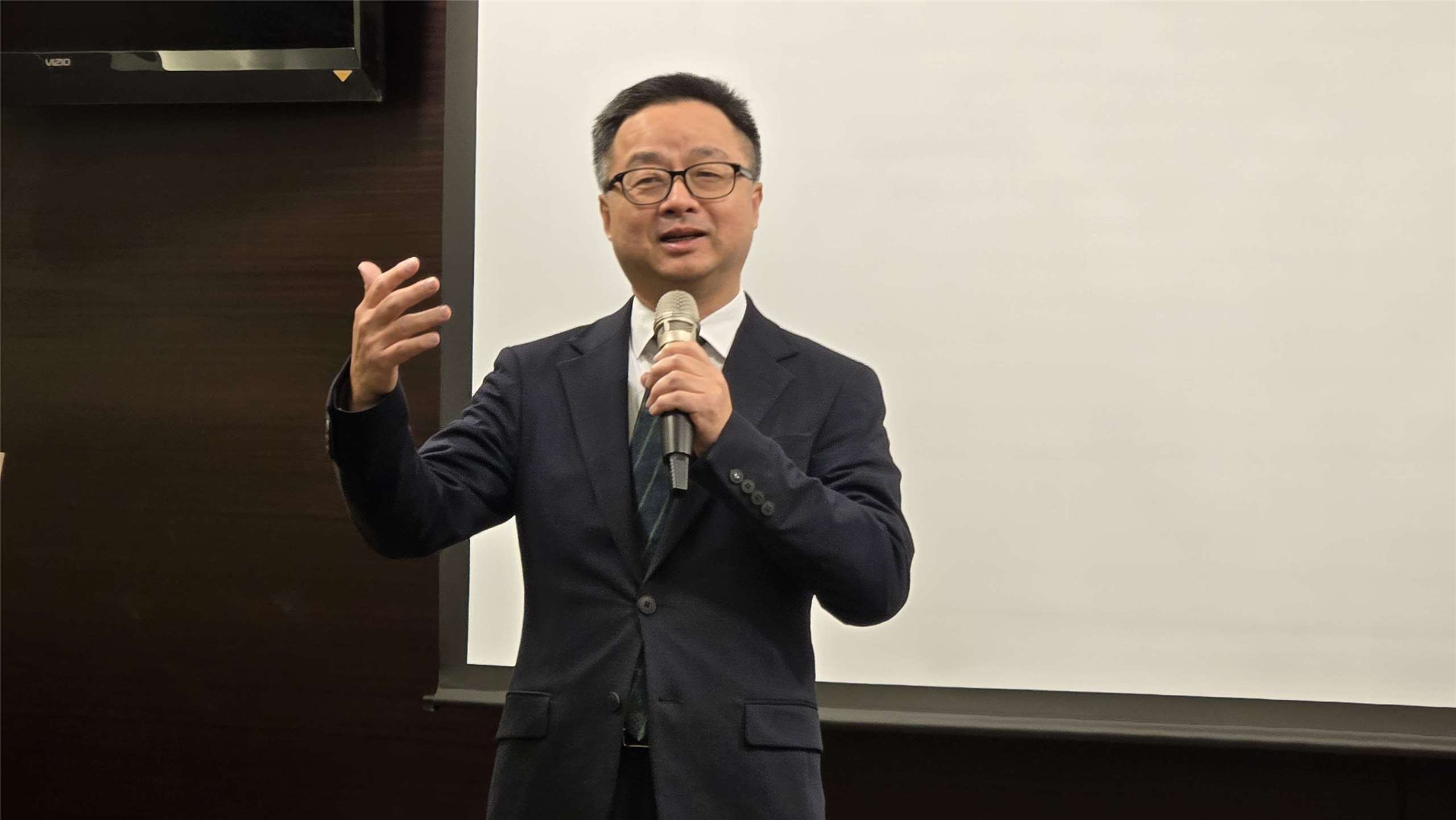 海基會秘書長羅文嘉在背景說明會中介紹宣傳短片。(陳國維 攝)