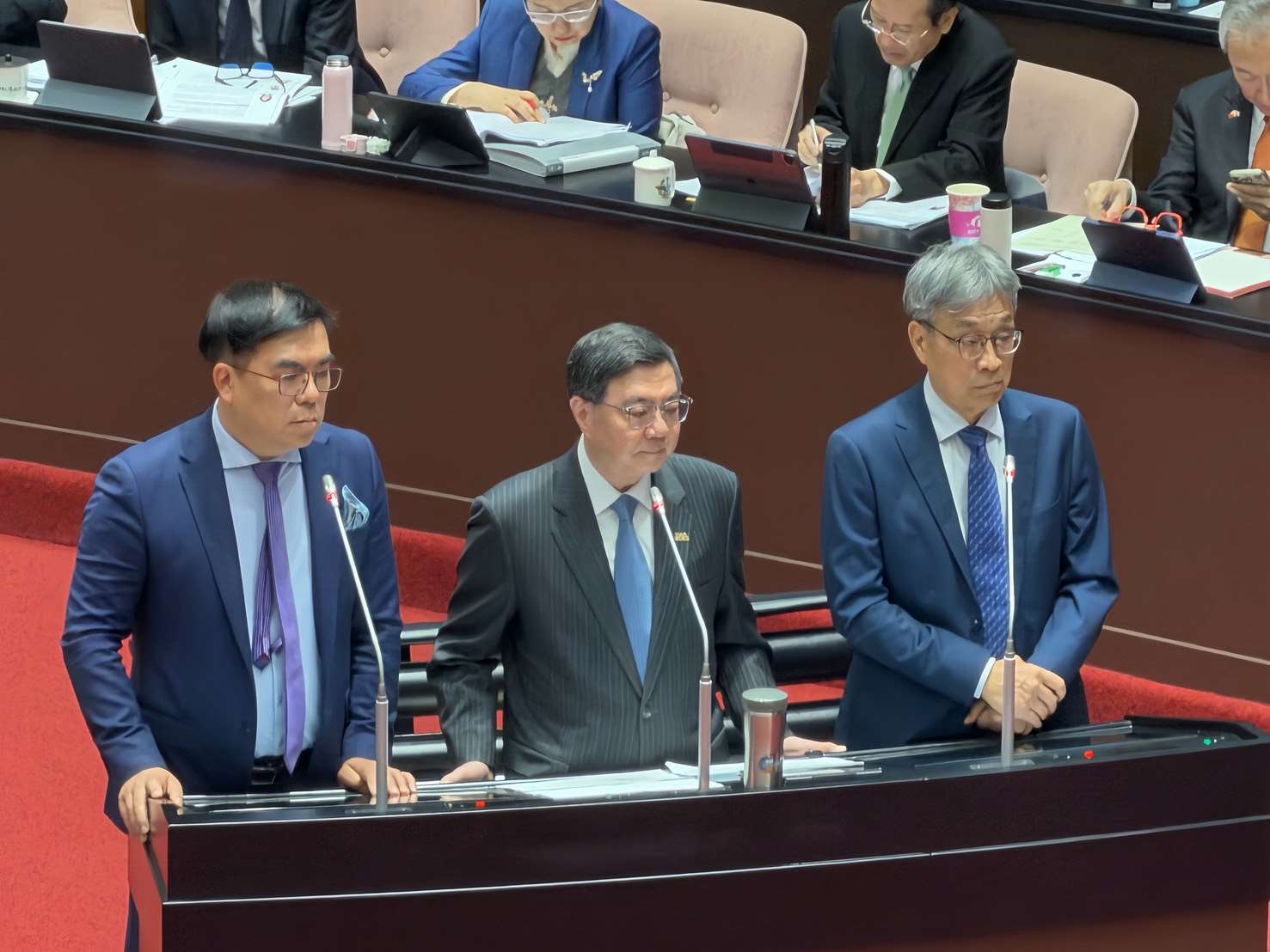 行政院長卓榮泰(中)、環境部長彭啓明(左)及農業部長陳駿季(右)17日在立法院回應土石方去化爭議。(鄭佑漢 攝)