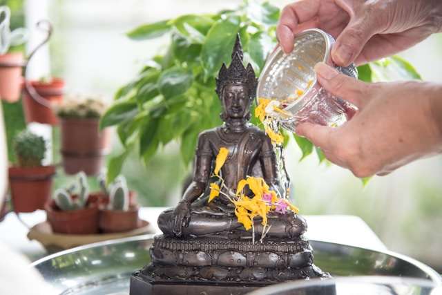 每年4月13日到15日是俗稱潑水節的佛教新年宋干節，也是泰國人返鄉過節的時刻。（圖：Unsplash）