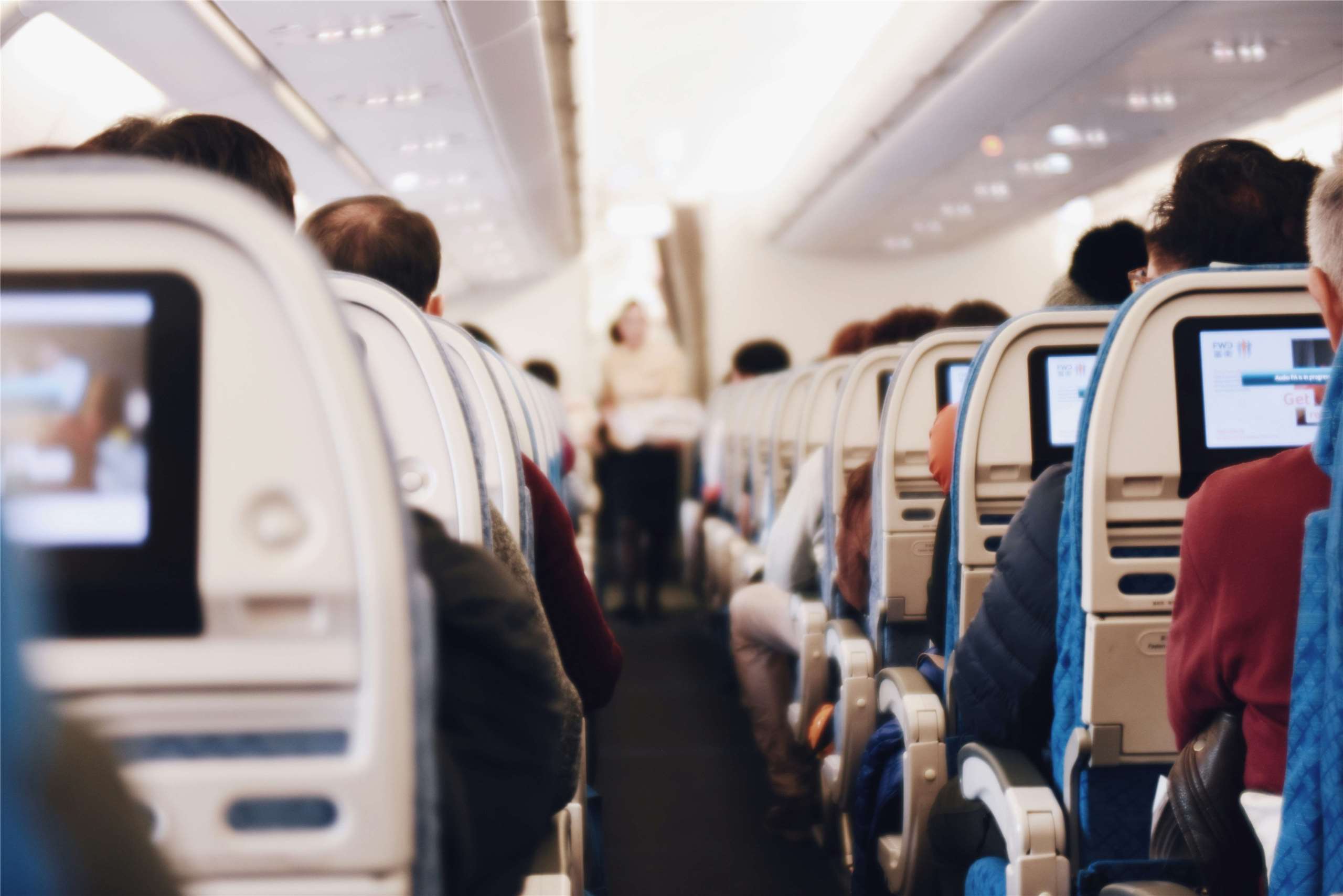 飛機選位  飛機座位  機艙   搭飛機旅客。(Unsplash圖庫)