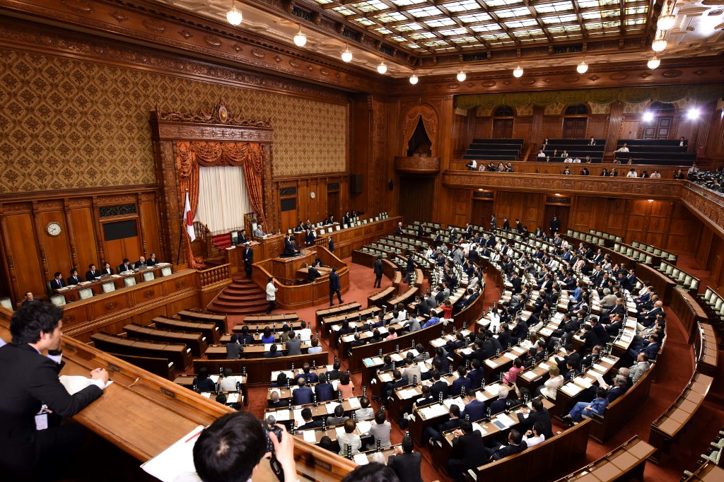 日本參議院正在審議新年度的中央政府總預算案，不過已確定無法於今年度內通過。(AFP)