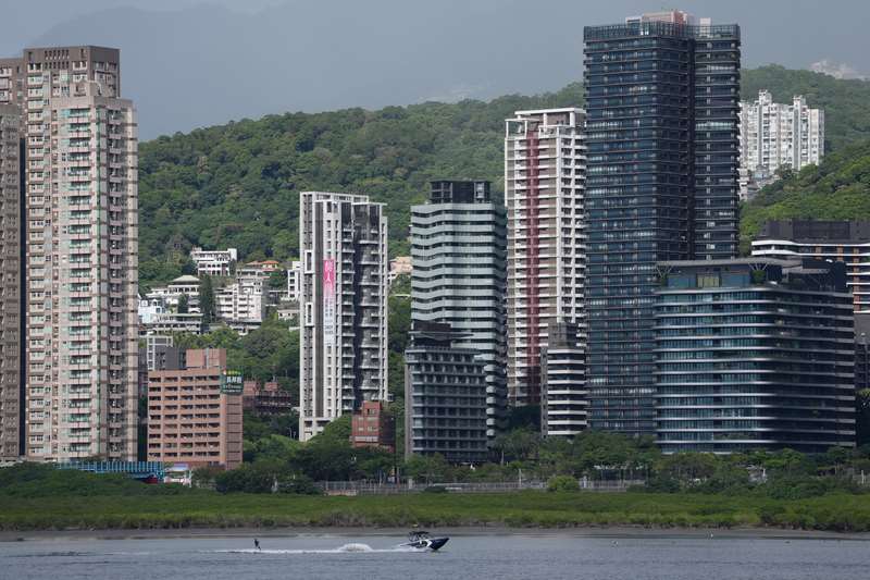 內政部國土署9日表示，為保障購屋者清楚交易內容，取得真正有感的使用坪數，國土署正在檢討國內免計容積計算制度。圖為新北市淡水區房屋。(圖：中央社)