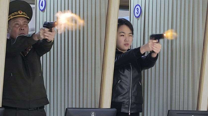 北韓官媒KCNA 12日公布金主愛射擊手槍的照片。(圖:KCNA)