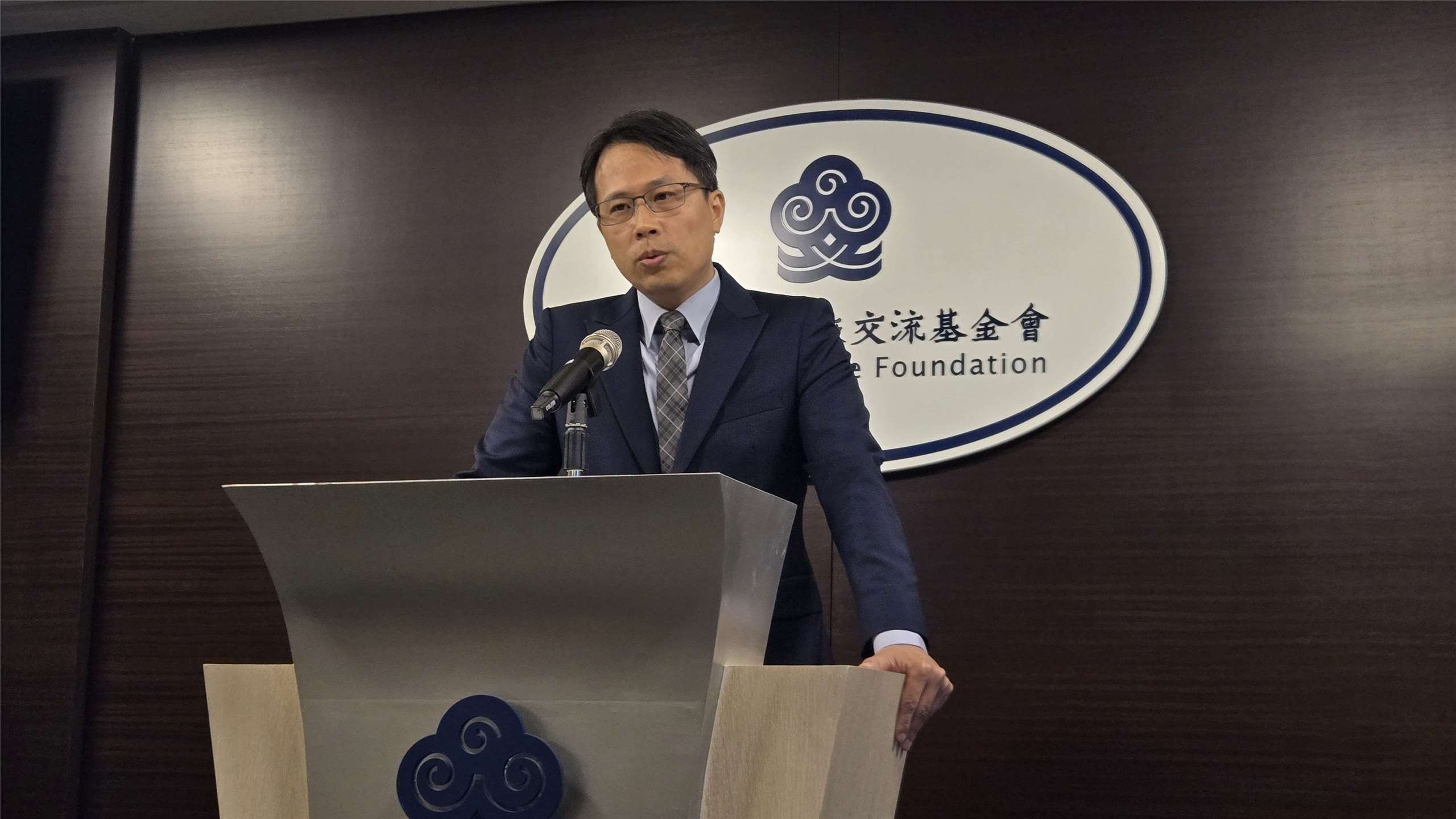 海基會副秘書長黎寶文主持背景說明會。(陳國維 攝)