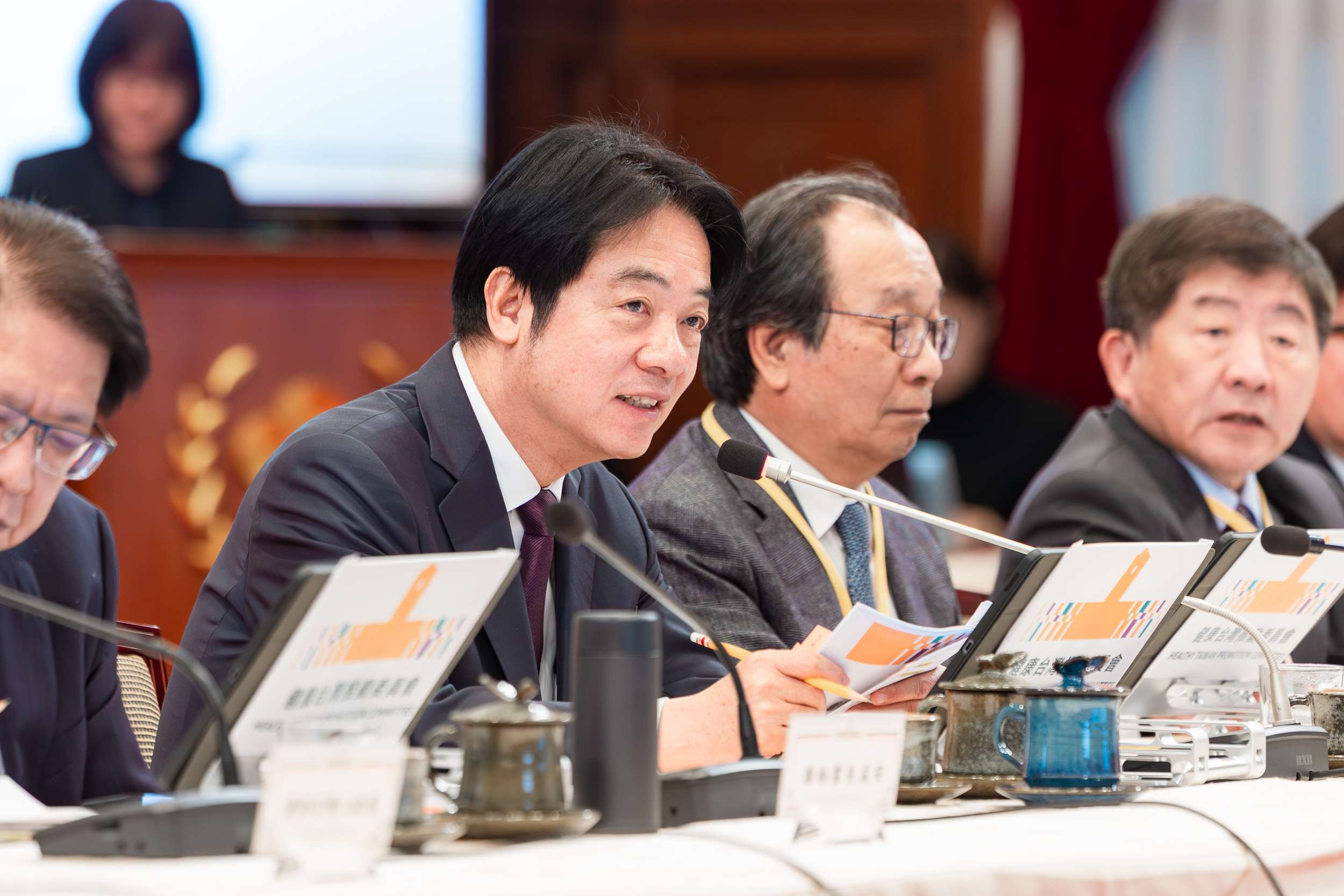賴清德總統(前左)5日主持「健康台灣推動委員會」第七次會議。(總統府提供)