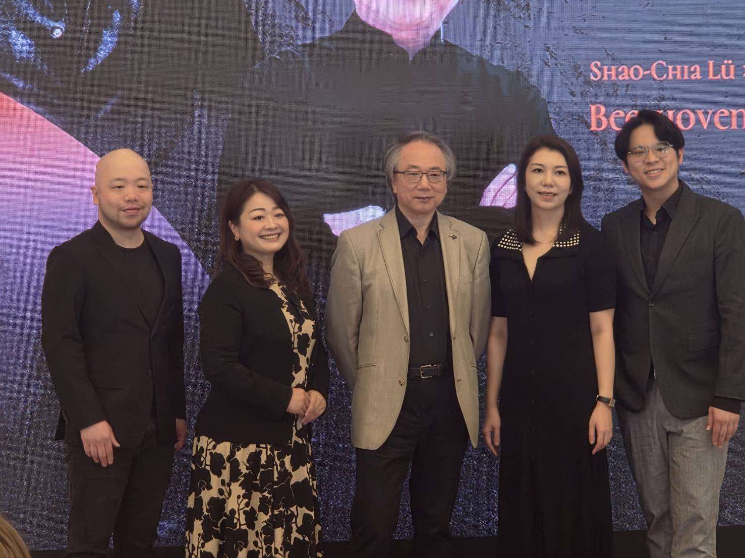 NSO國家交響樂團3月29日將在國家音樂廳獻上「呂紹嘉X男高音黃亞洲X NSO《貝多芬第九號交響曲》」。左起黃亞中、藤井麻美、呂紹嘉、蕭涵、陳翰威。(江昭倫 攝)