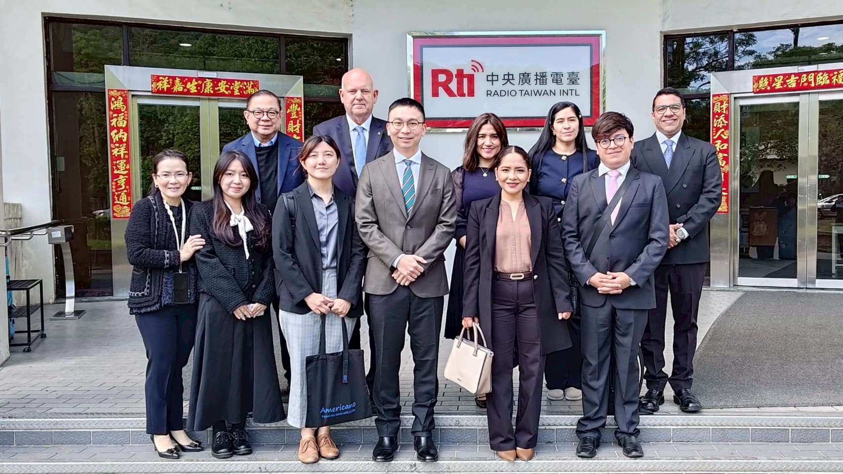 瓜地馬拉媒體代表團參訪央廣，交流資訊操弄與媒體識讀經驗。前排左4為副總臺長劉嘉偉。(Rti)