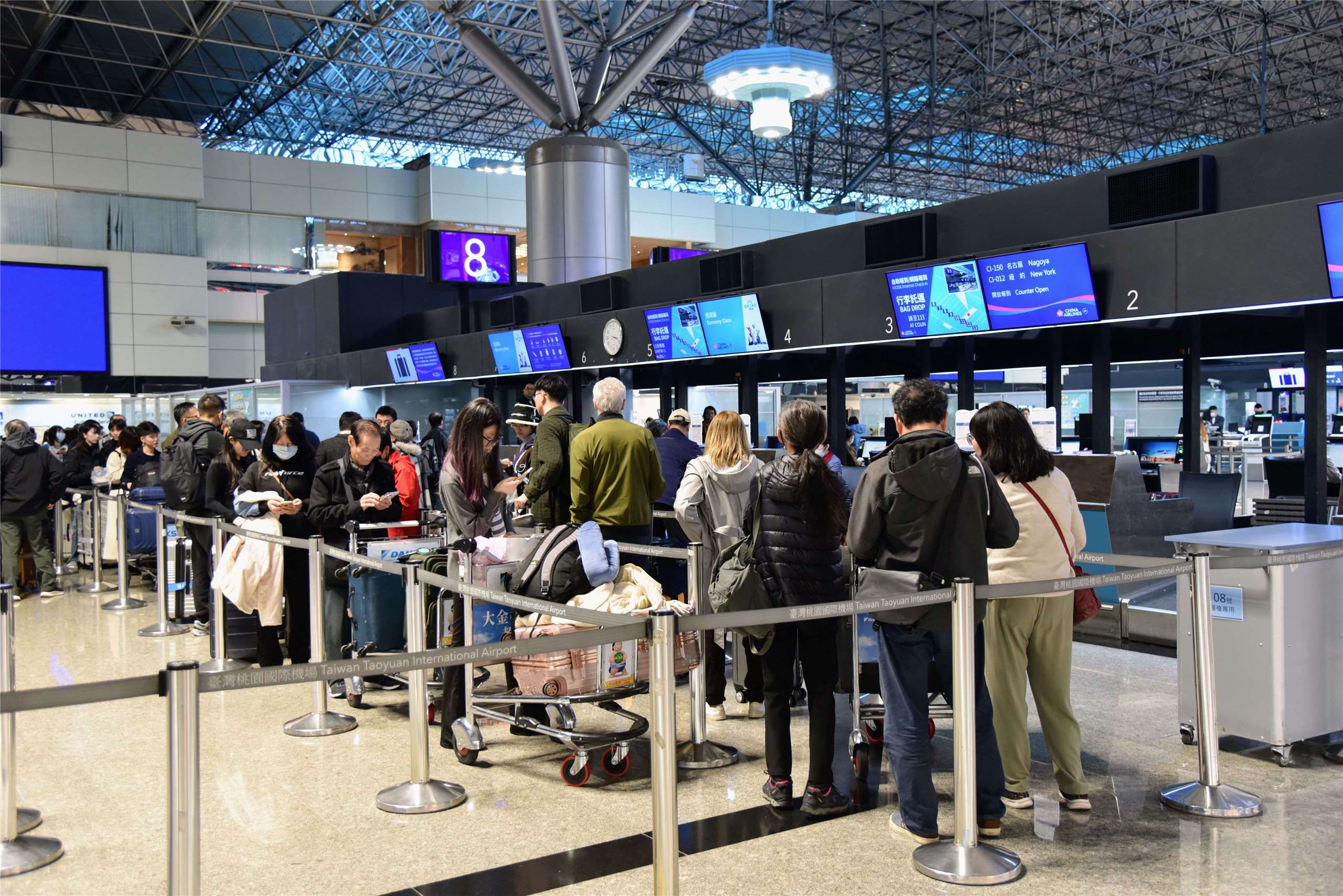 受到中東戰火影響，長榮、華航和星宇等國籍航空陸續調漲訂位服務費。圖為繁忙的桃園機場。資料照片。(圖：桃機官網)