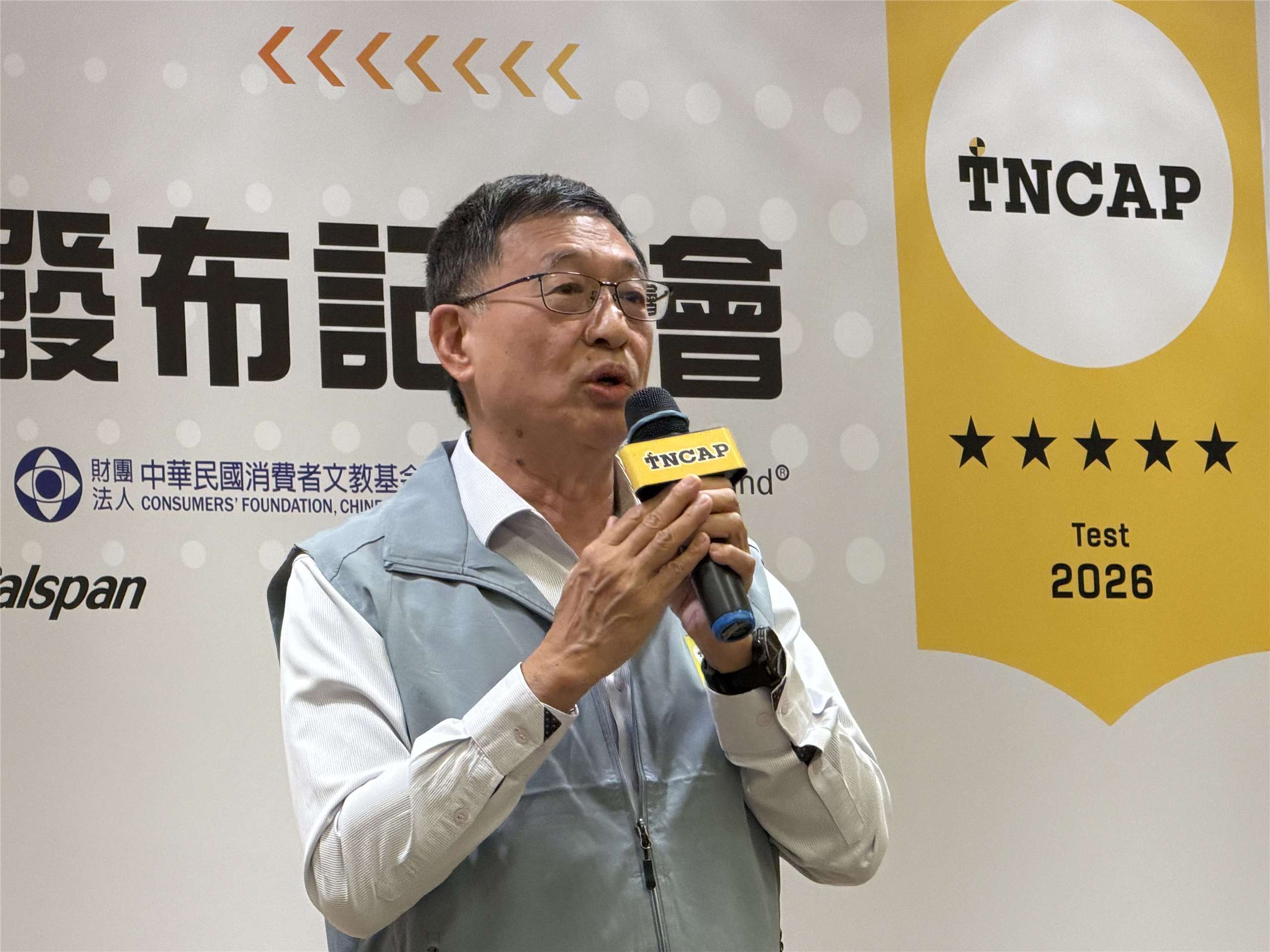 車安中心執行長周維果30日說明TNCAP2.0上路後第一季測試的兩款車型評等結果，其中僅獲得0顆星的CMC ZINGER將成為TNCAP有史以來第一個被「建議主動召回」的車型！(吳琍君 攝)