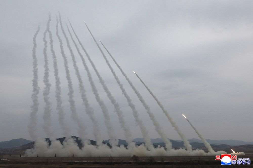 北韓測試其「最先進」的多管火箭發射系統(MRLS)。(圖:KCNA)