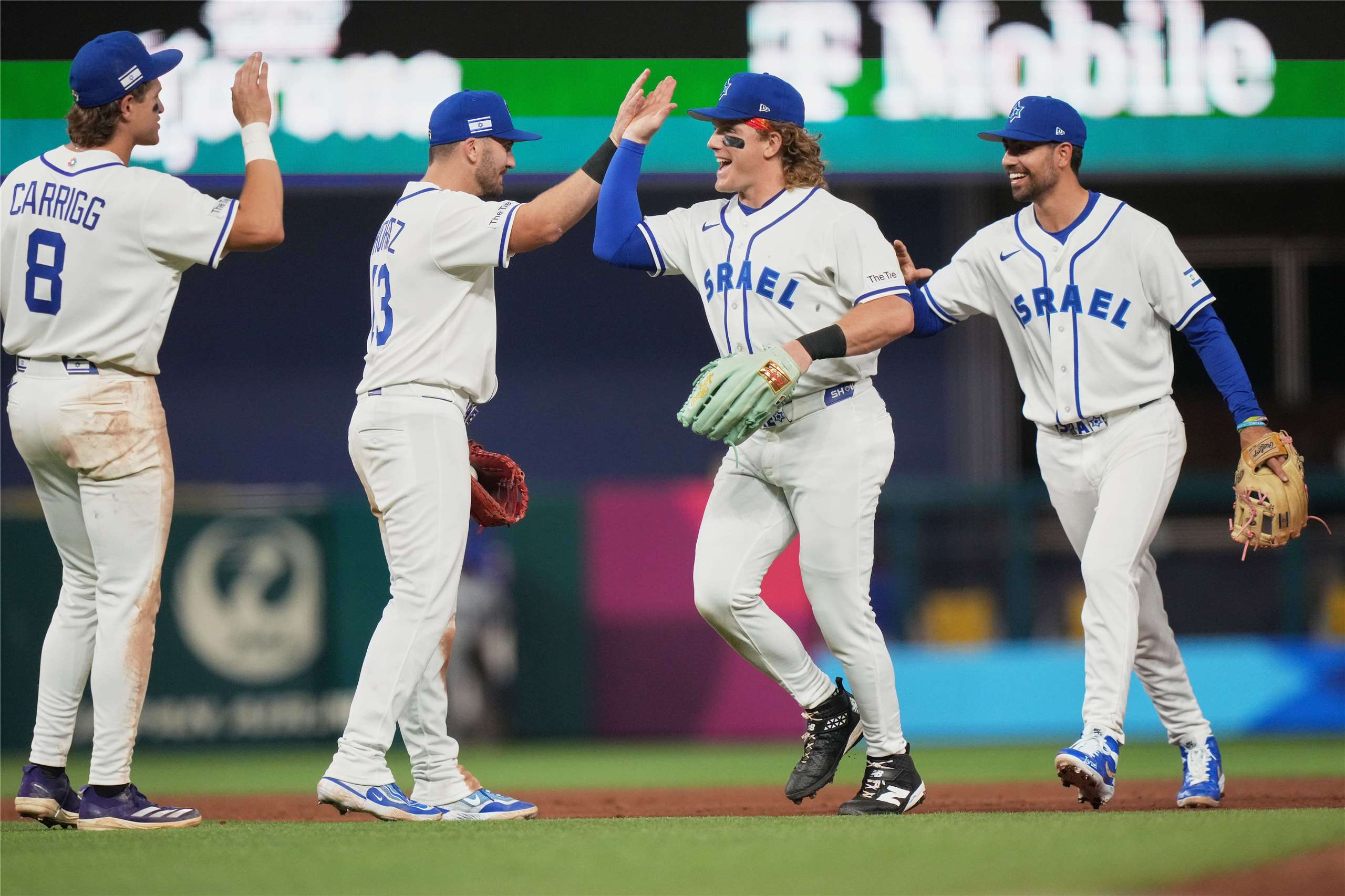 多明尼加9日以10比1擊敗以色列後，取得D組預賽3連勝，確定晉級8強戰，首戰將與韓國對決。圖為多明尼加隊員擊掌慶祝。(美聯社/達志影像)