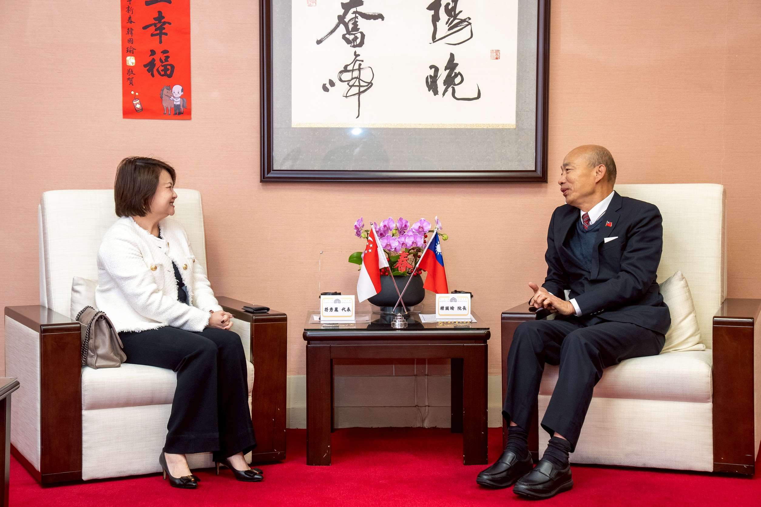 立法院4日發布新聞稿表示，立法院長韓國瑜下午在國民黨立委洪孟楷陪同下，接見「新加坡駐台北商務辦事處」代表符秀麗一行。(立法院提供)