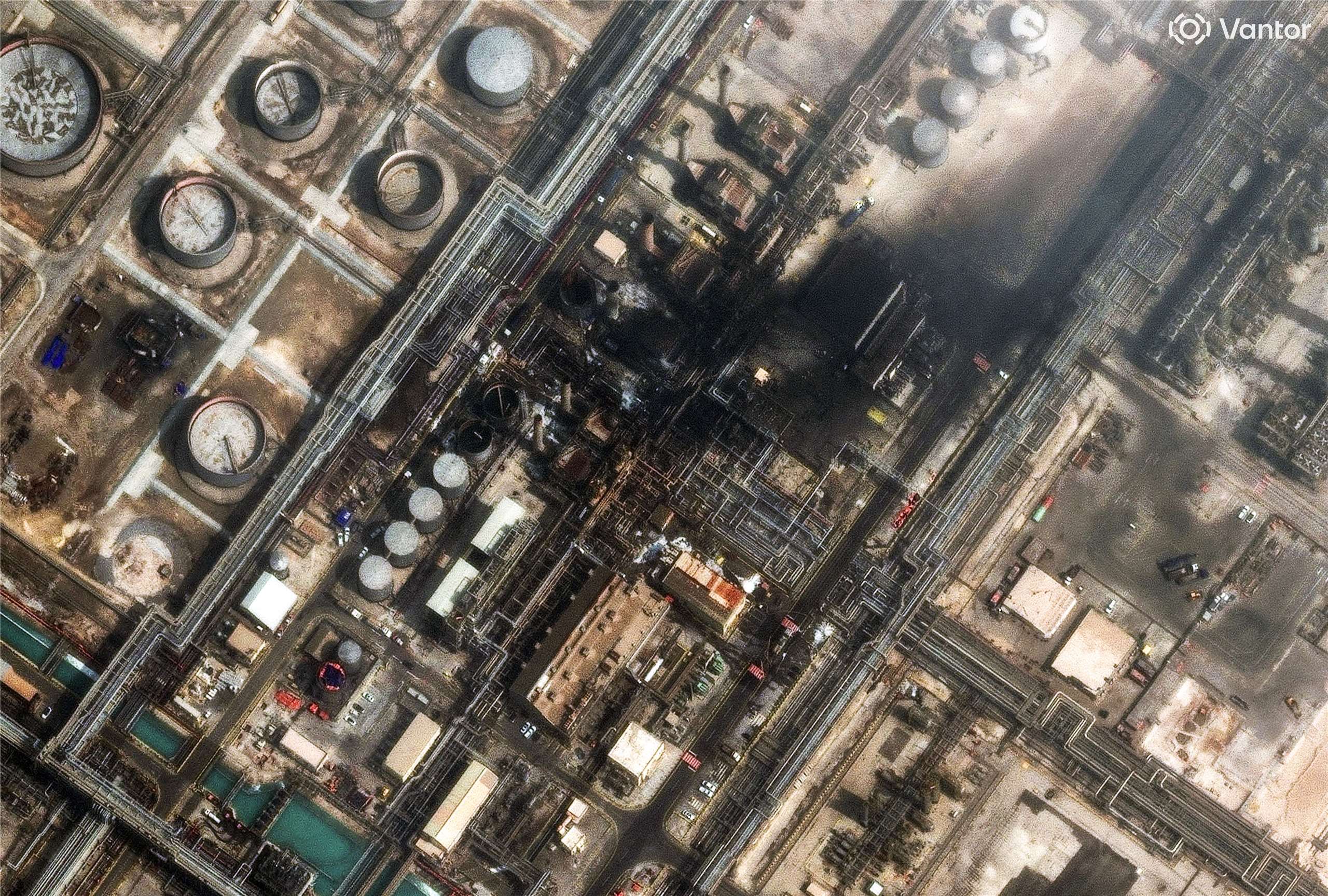 沙烏地阿拉伯國營的沙烏地阿美石油公司(Saudi Aramco)旗下設有境內最大煉油廠及重要原油出口港的拉斯塔努拉(Ras Tanura)，4日再度遭到不明物體攻擊。(AFP PHOTO / SATELLITE IMAGE ©2026 VANTOR)