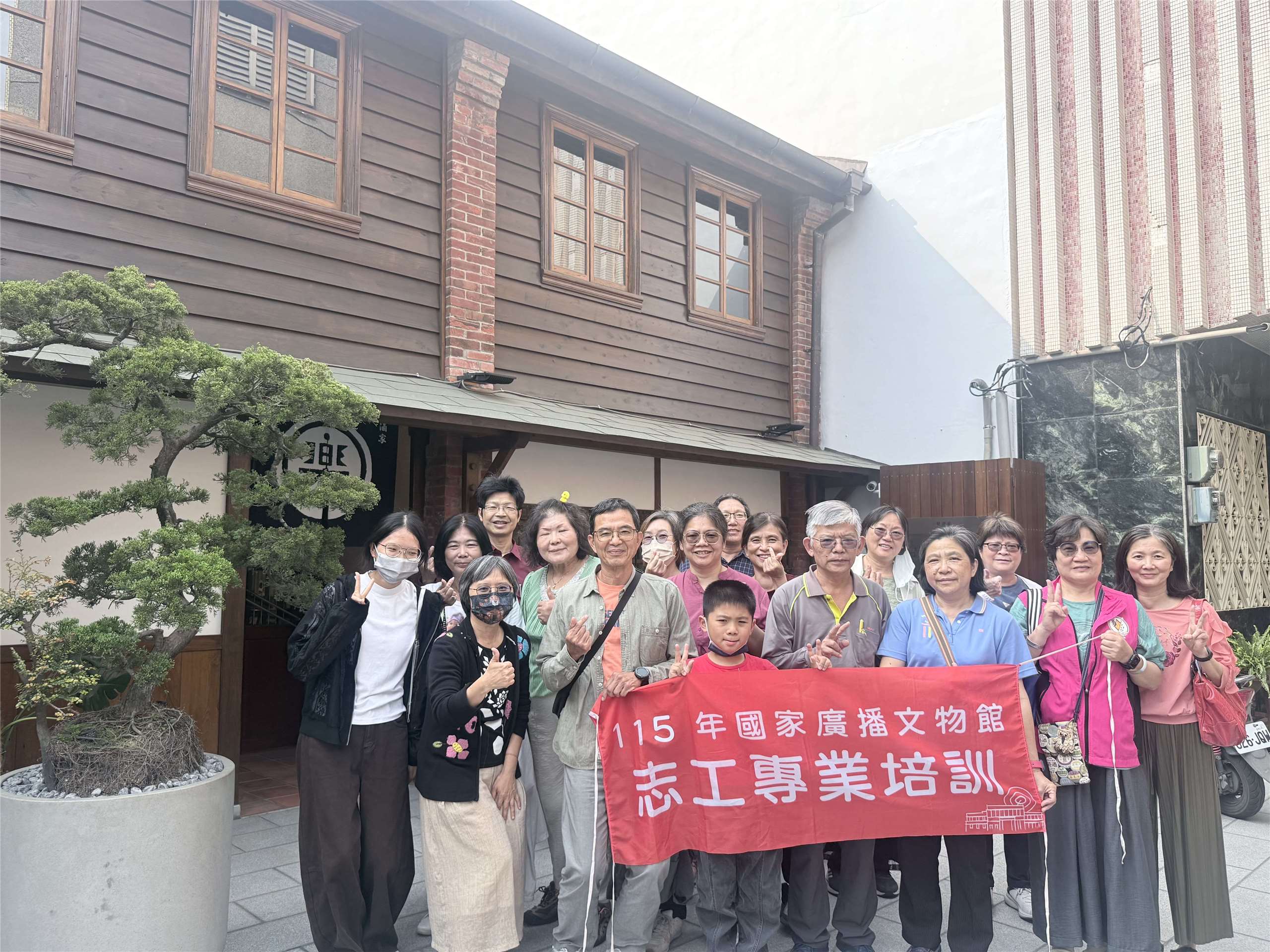 國家廣播文物館志工培訓於一樂酒家前合影。(Rti)