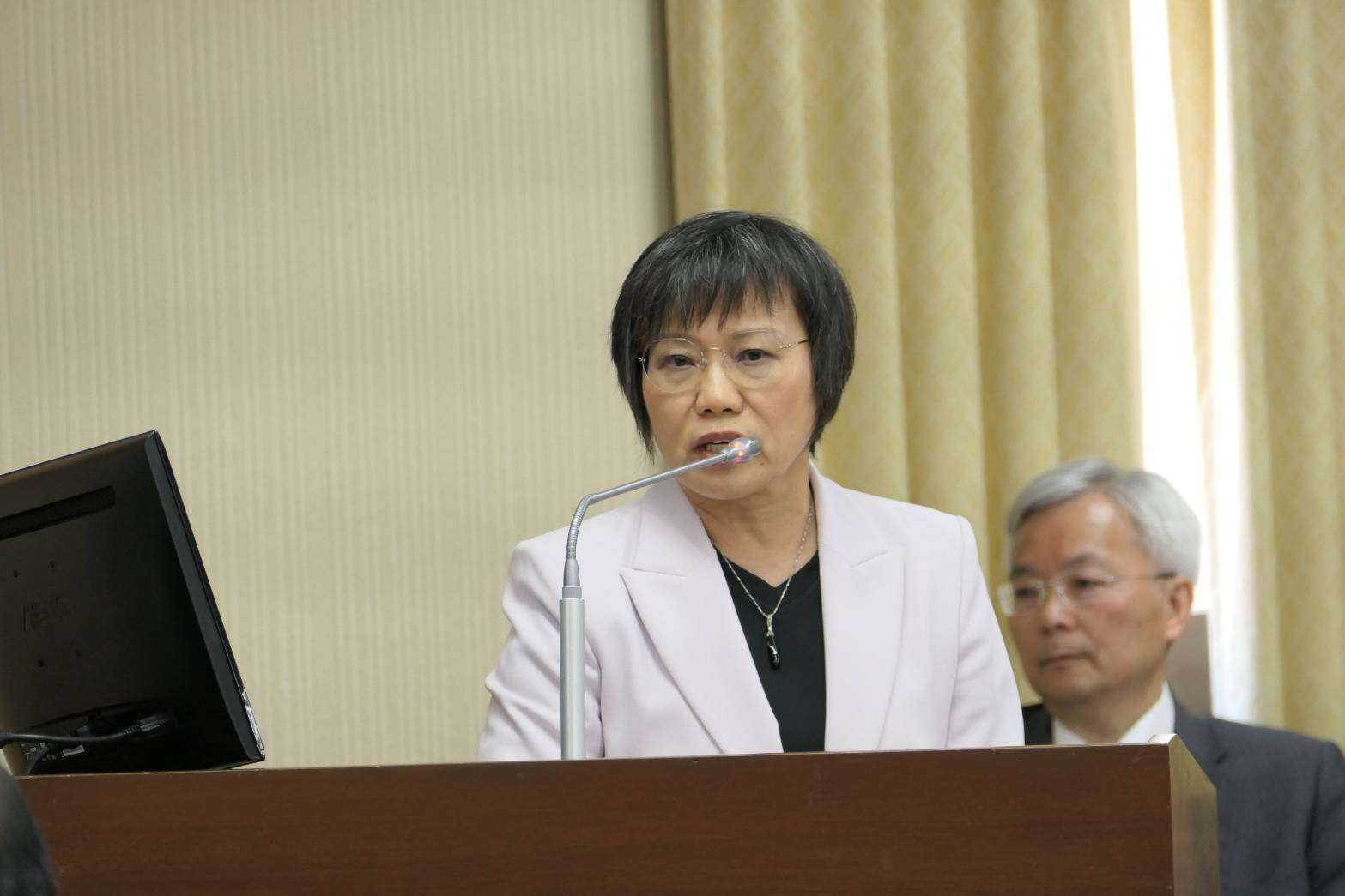 國籍問題未解的民眾黨立委李貞秀16日在立法院內政委員會首度質詢內政部長劉世芳，劉世芳等官員皆未上台備詢。民進黨立委李柏毅、陳培瑜質詢時都關切李貞秀立委資格認定爭議，劉世芳表示，基於對國家的忠誠且依法行政的立場，對於「李貞秀女士」的索資或質詢「礙難照辦」。(趙婉淳 攝)