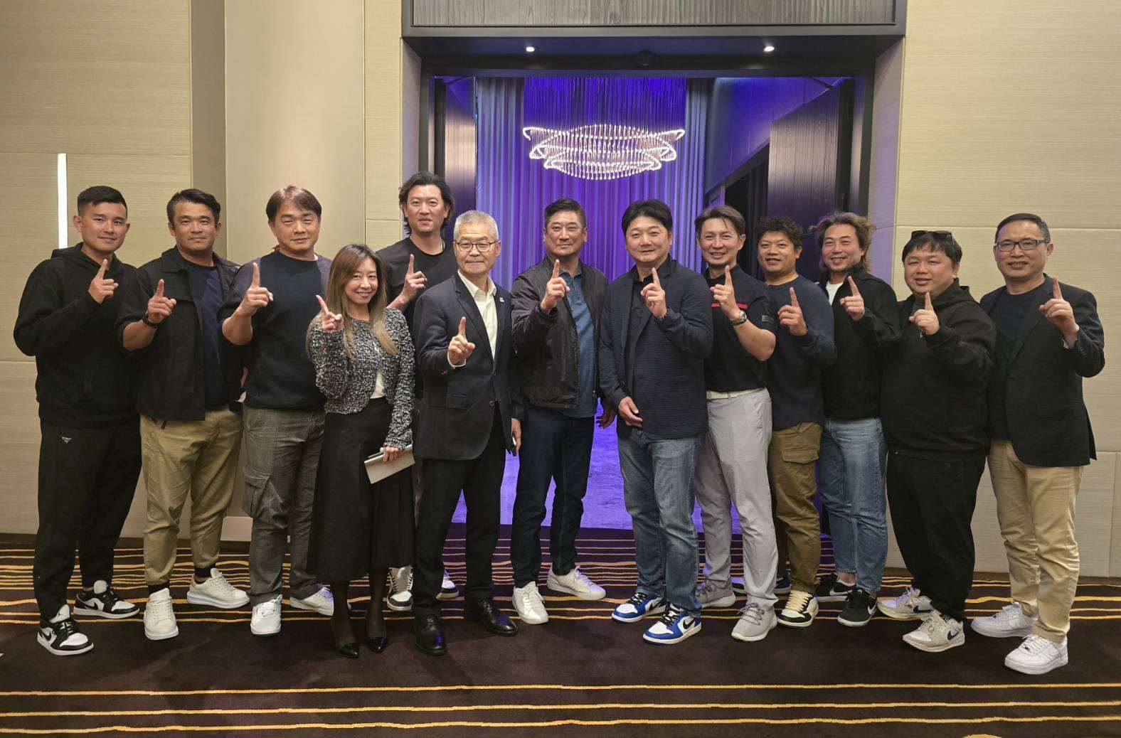 中華民國棒球協會理事長辜仲諒(中)16日宴請台灣隊教練團，並宣布發放新台幣1,000萬元獎金，慰勞教練團、球員及後勤團隊在本屆經典賽事中的辛勞付出。(中華棒協提供)