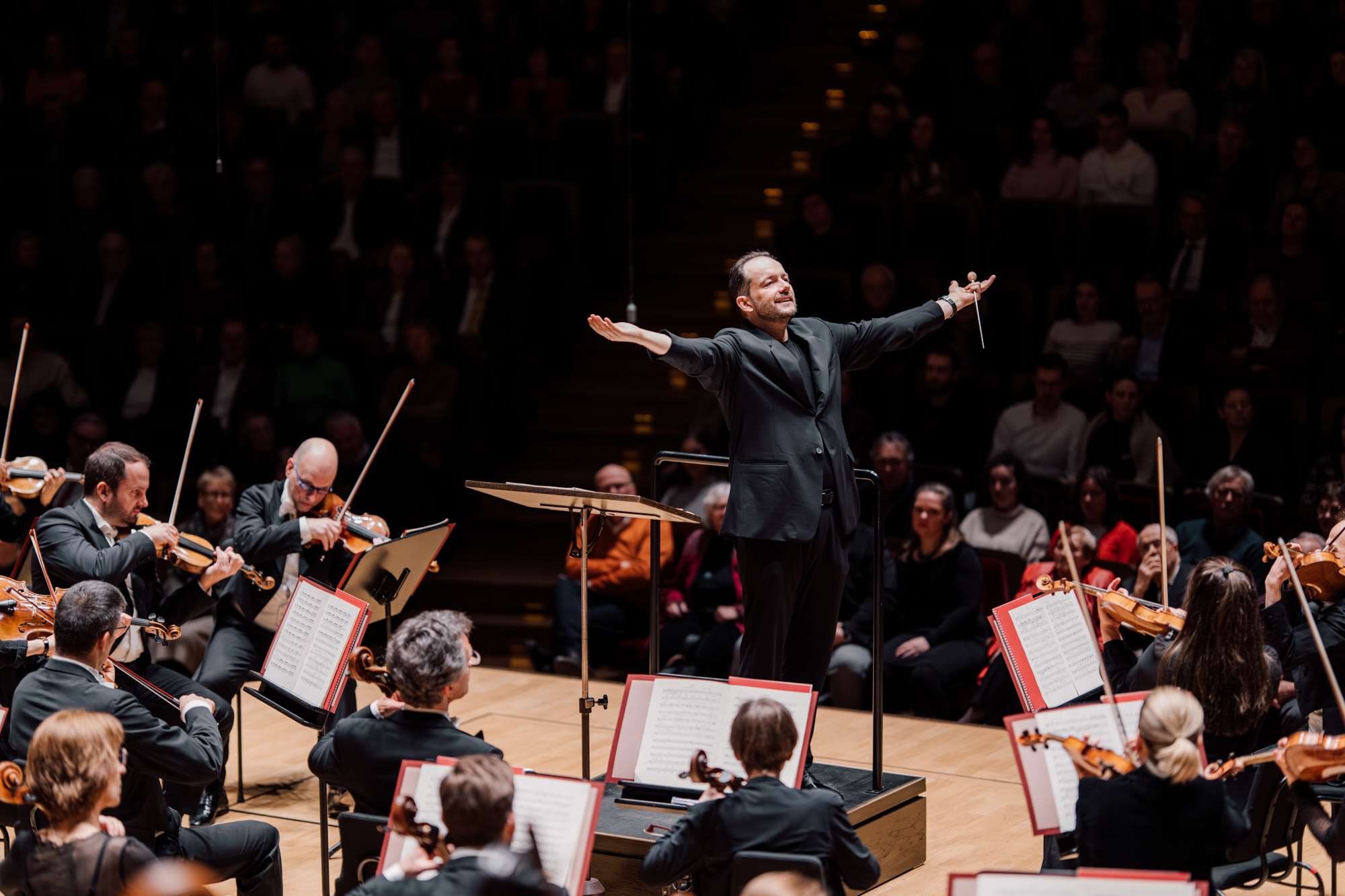 指揮巨星安德里斯．尼爾森斯(Andris Nelsons)率萊比錫布商大廈管弦樂團5月登台，北南連演經典曲目。(牛耳藝術提供)