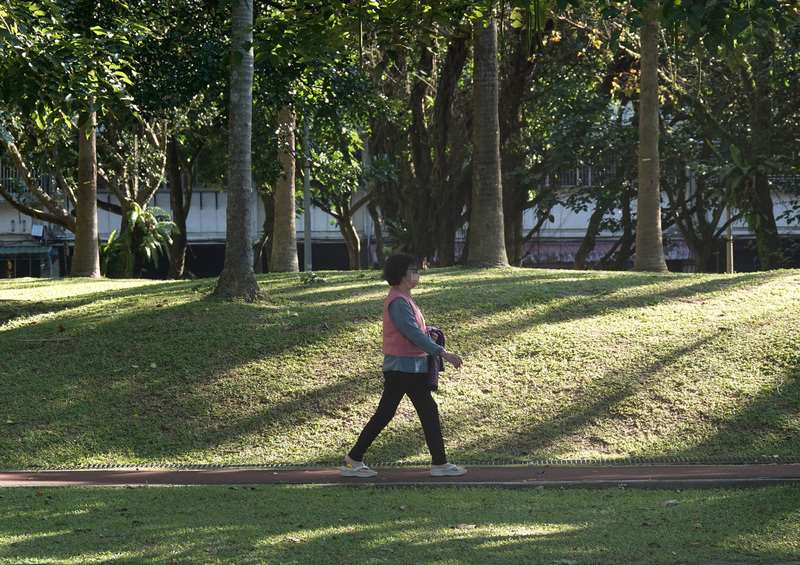 各地多雲到晴，白天溫暖早晚冷。 (圖：中央社)