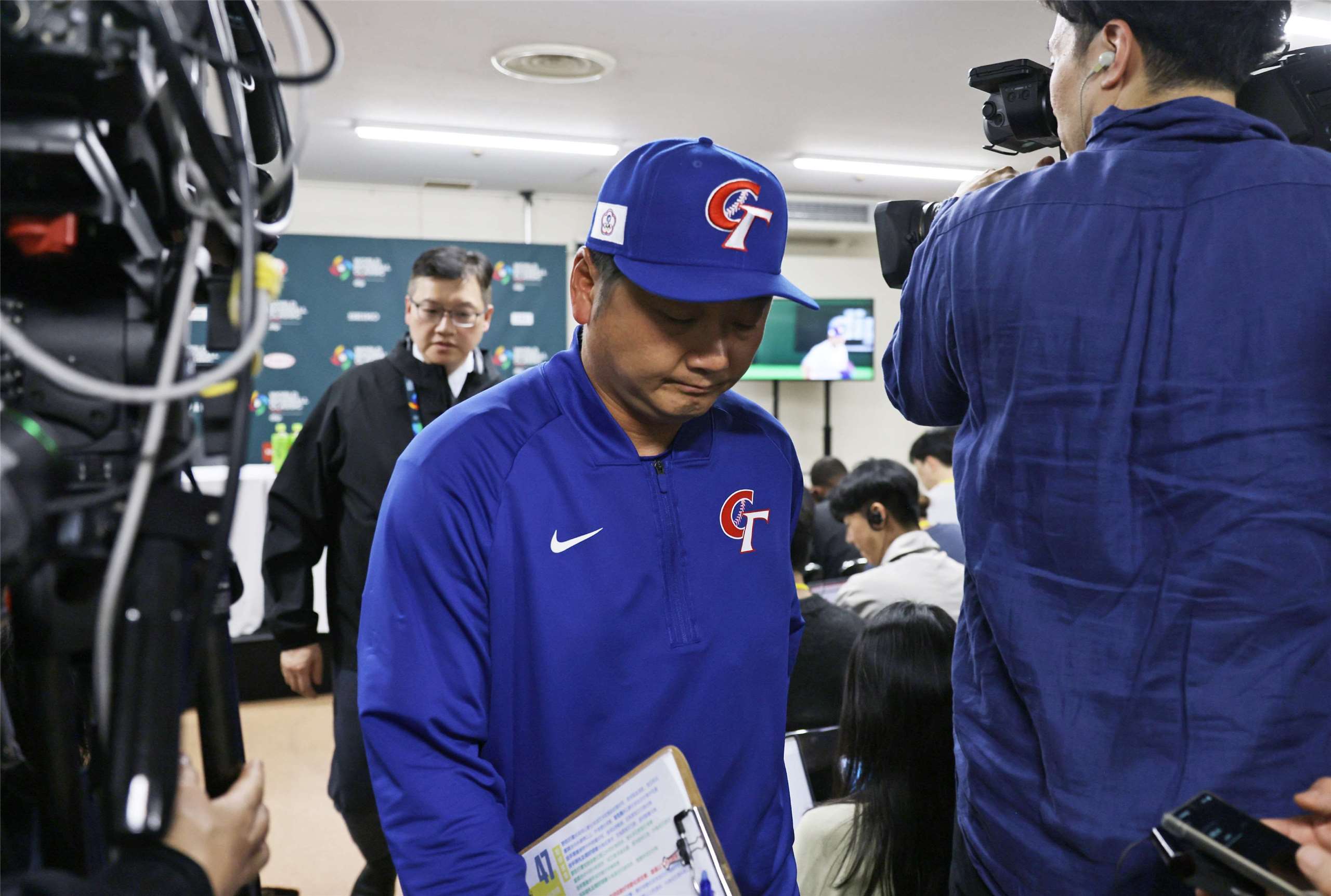 台灣隊在台日大戰中慘敗，總教練曾豪駒扛起敗戰責任，盼外界不要責怪球員。(讀賣新聞提供)