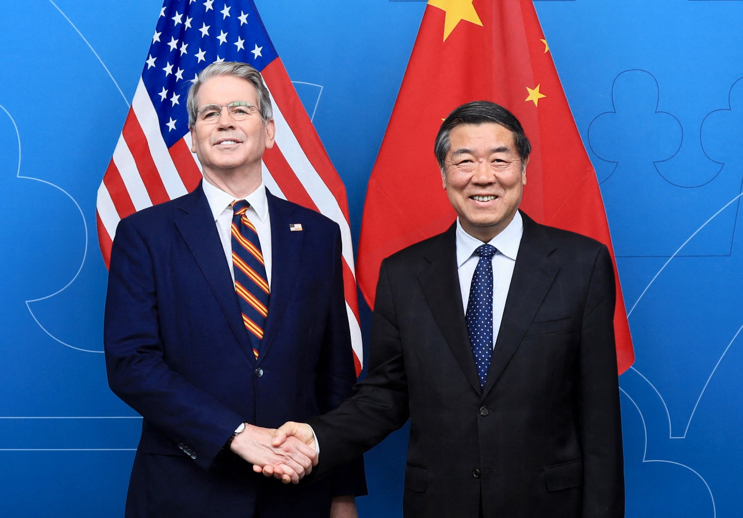 美媒報導，美國財長貝森特預計3月中旬與中國副總理何立峰在巴黎會晤，為川習會做準備。圖為貝森特與何立峰在2025年7月於斯德哥爾摩進行會談。 (AFP)