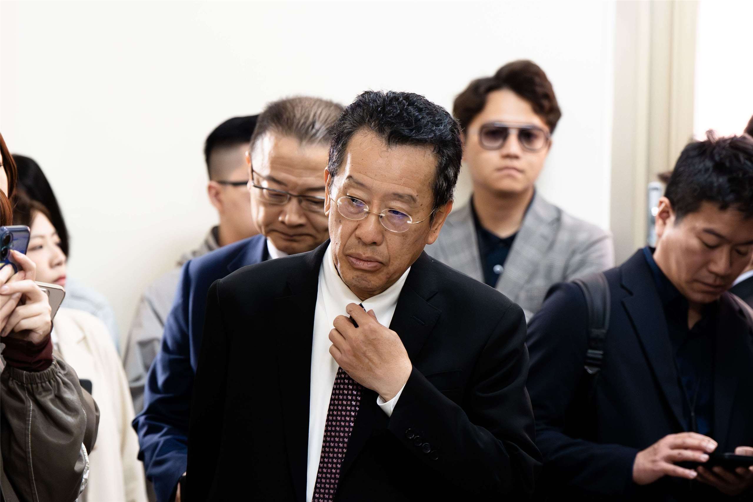 立法院23日起開始審議國防軍購條例，國防部長顧立雄(圖中)於會前表示，期盼能不分朝野的理性討論，但也強調行政院版的內容考量最為周延。(楊仁翔 攝)