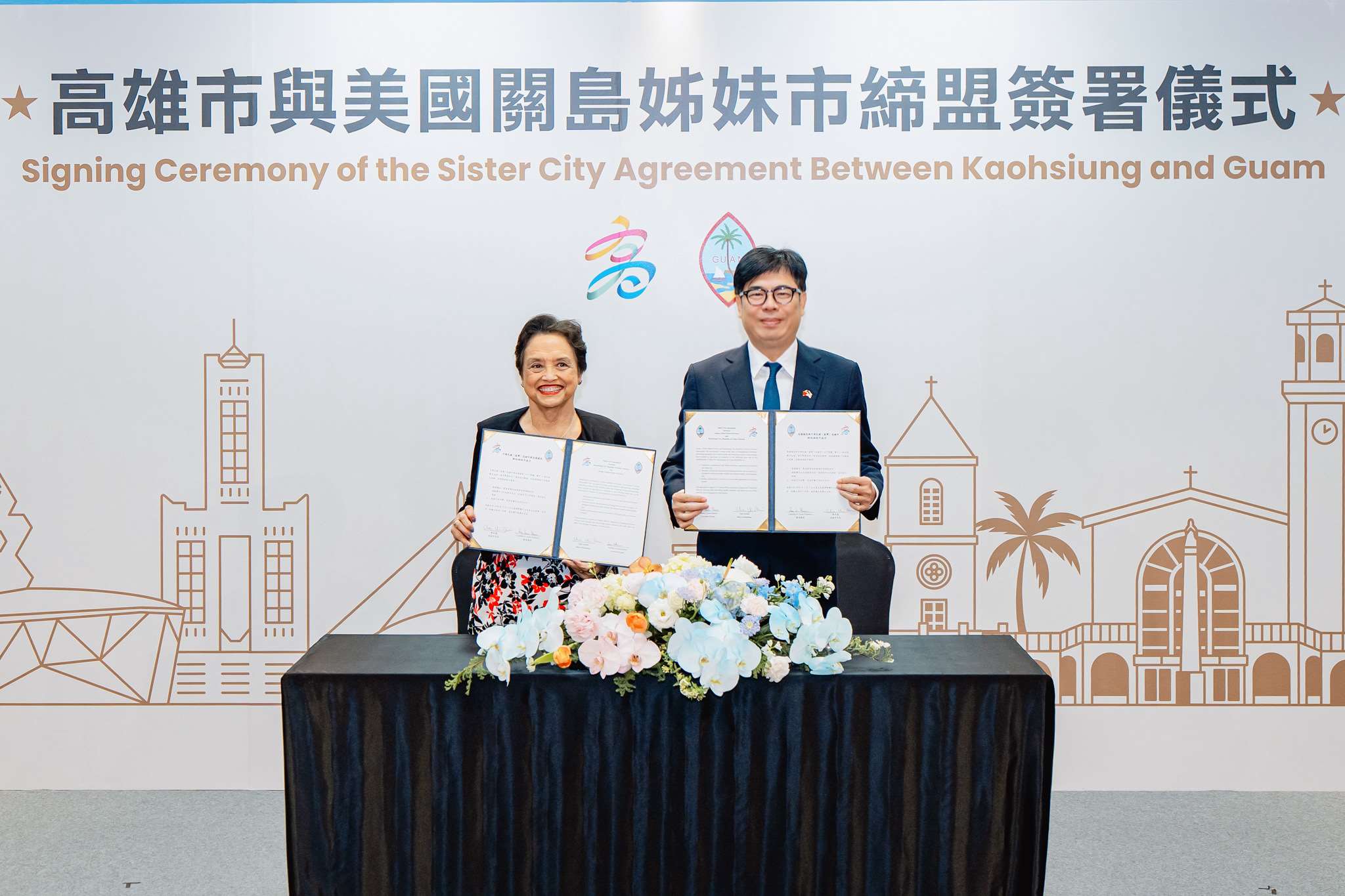 高雄市政府於3月5日與美國關島正式締結姊妹市，由關島總督古蕾露( Lourdes A. Leon Guerrero)率團訪問高雄，並與高雄市長陳其邁共同簽署協定。 (圖:高雄市政府)