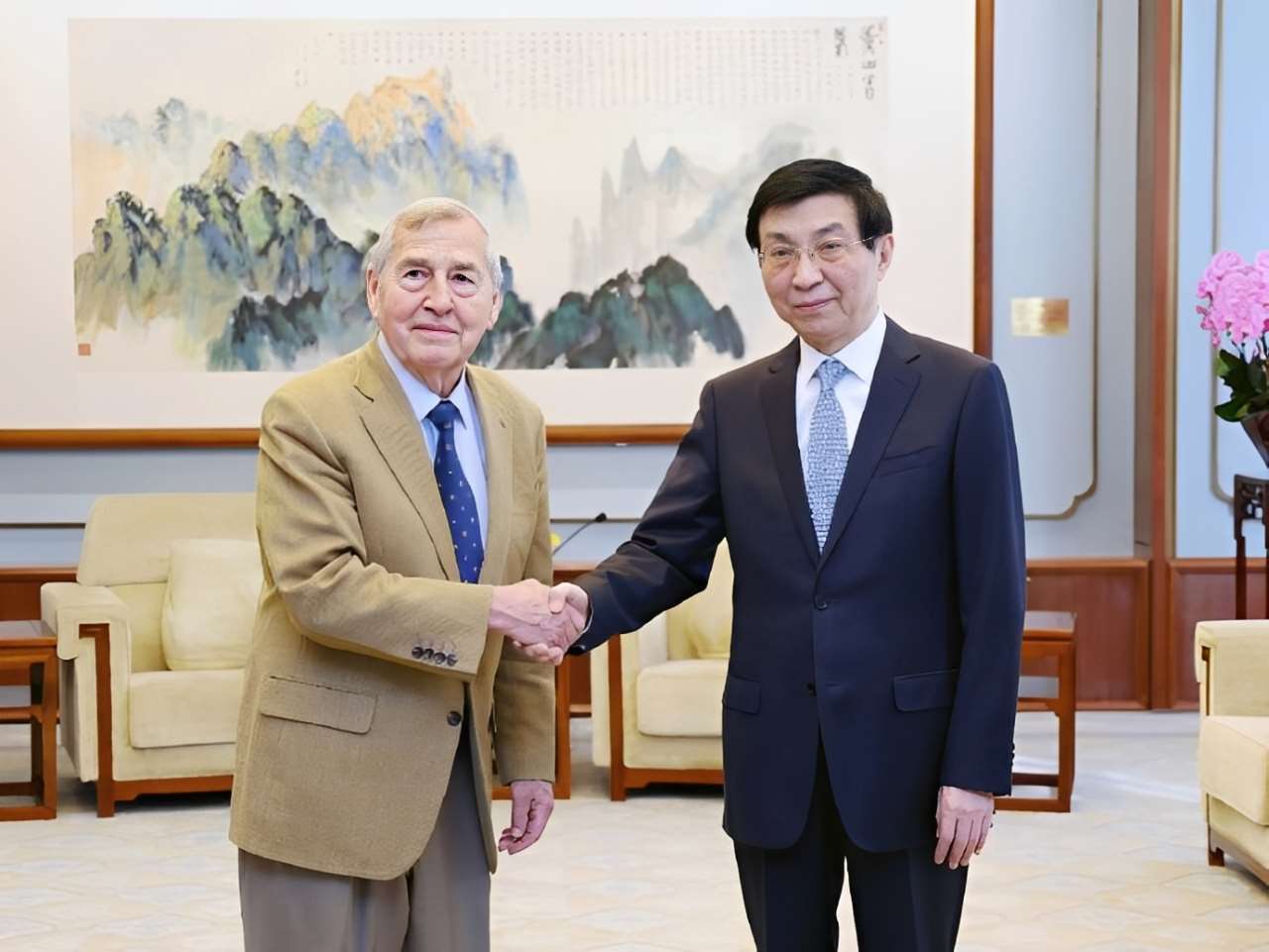 中國全國政協主席王滬寧(右)20日在北京會見美國哈佛大學教授艾利森(左)。(翻攝微博)