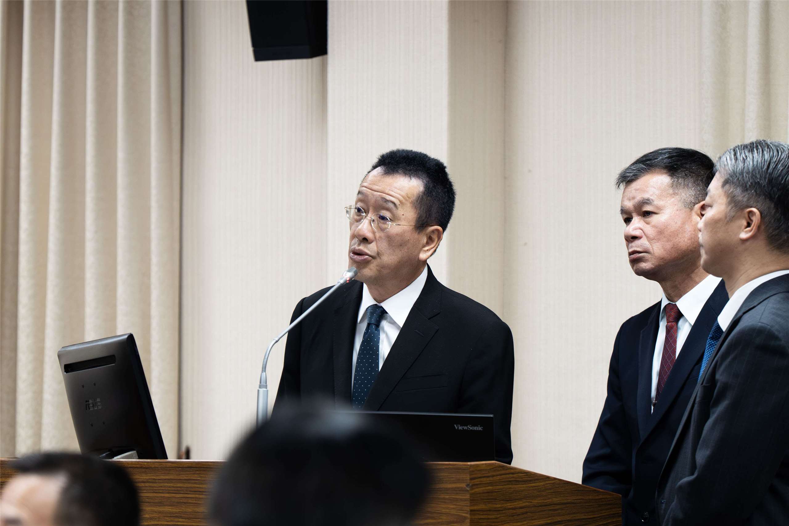 國防部強調，未來8年新興急迫需求計1.25兆將此需求納入總預算編列，恐造成教育、社福等民生預算的劇烈排擠，建議仍以「特別預算」方式，確保重大建案穩定執行。圖為國防部長顧立雄。(楊仁翔 攝)