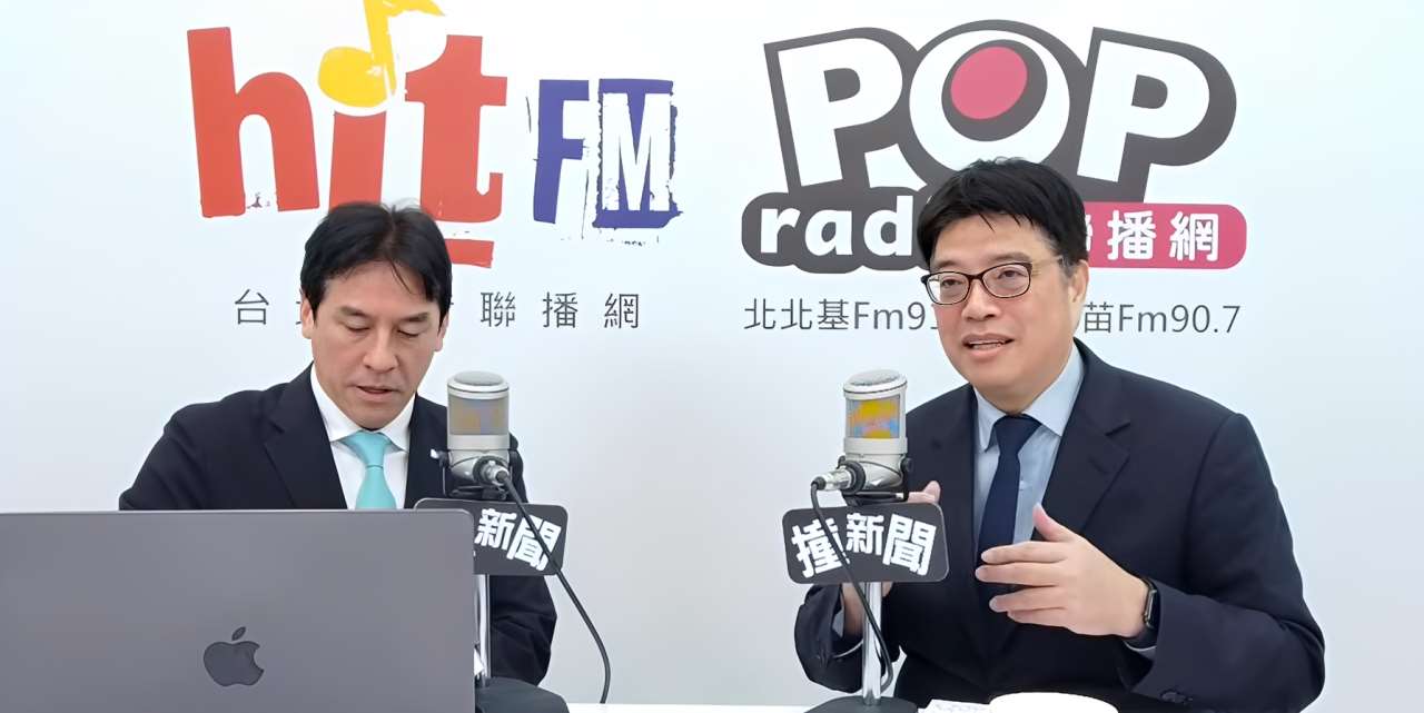 陸委會主委邱垂正(右)19日接受POP Radio「POP撞新聞」節目主持人黃暐瀚(左)專訪。(翻攝POP Radio YouTube頻道)