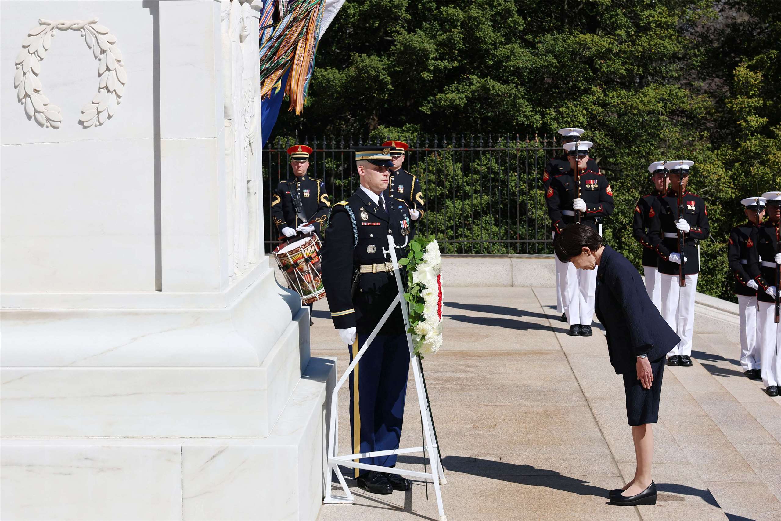 日本首相高市早苗前往阿靈頓國家公墓(Arlington National Cemetery)致意。(AFP)