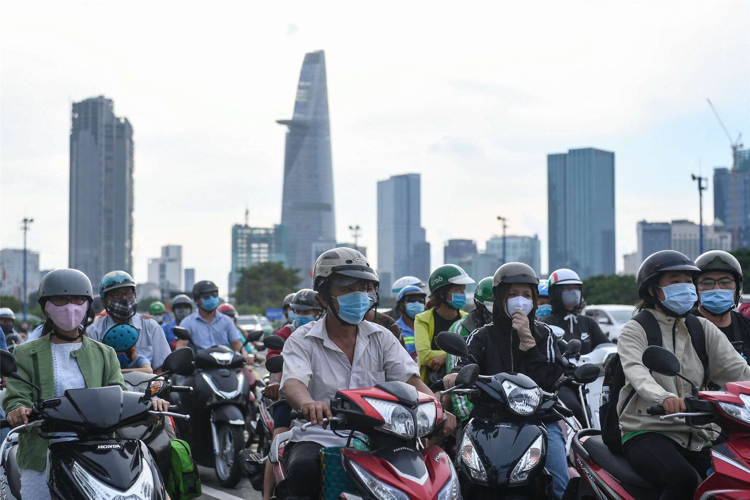 胡志明市交通尖峰時段，騎士們騎著摩托車在紅綠燈前等候。資料照。