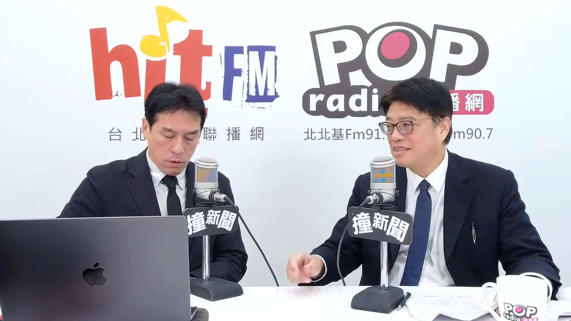 陸委會主委邱垂正(右)19日接受「POP撞新聞」節目主持人黃暐瀚(左)專訪。(翻攝POP Radio YouTube頻道)