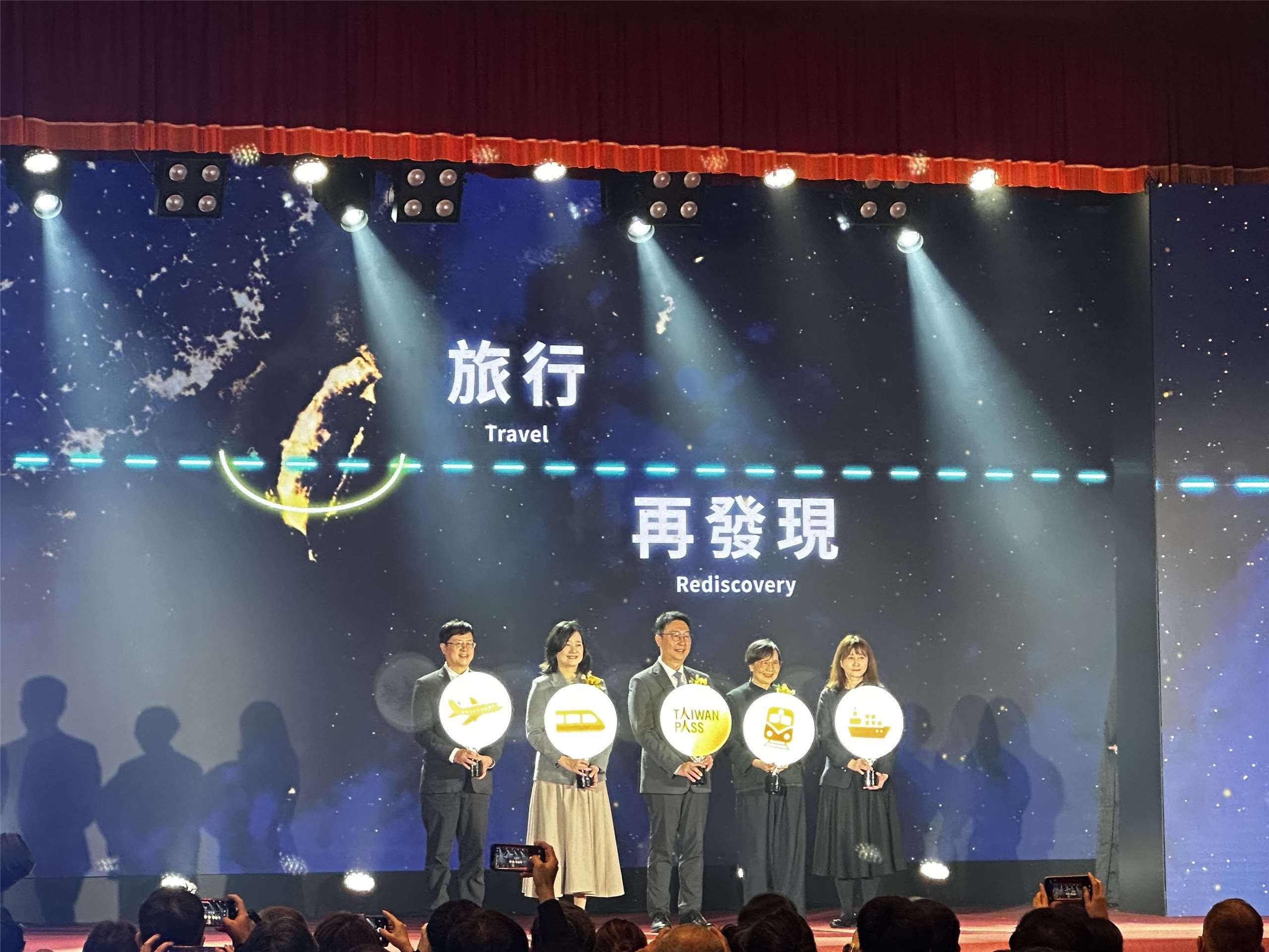 2026觀光節慶祝大會頒獎典禮2日舉行，交通部長陳世凱(中)親自出席盛會。(楊雨青攝)
